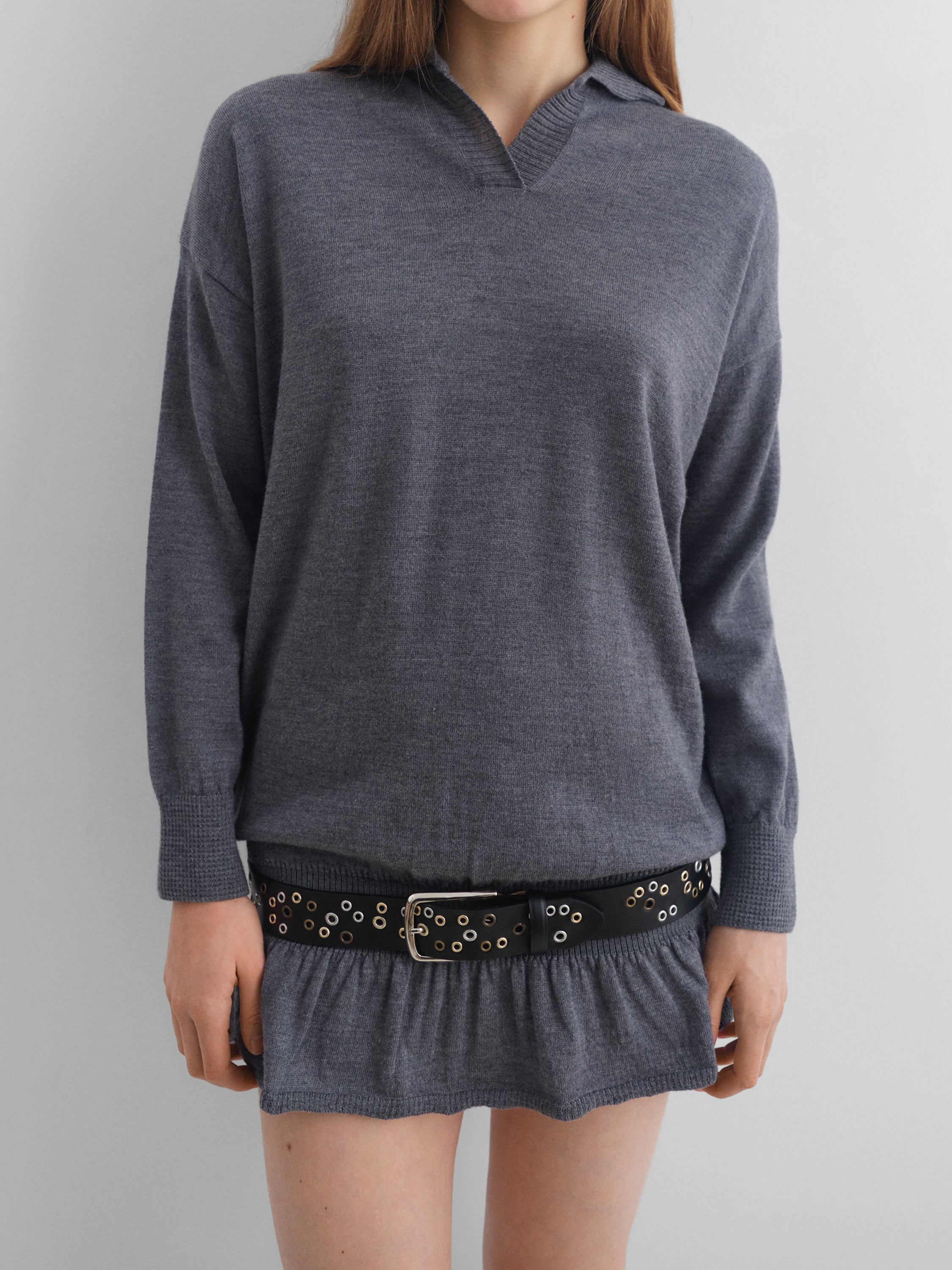 Gimaguas ギマガス　ワンショルダートップス Dark grey wool jumper with ruffled hem and open collar – Gimaguas