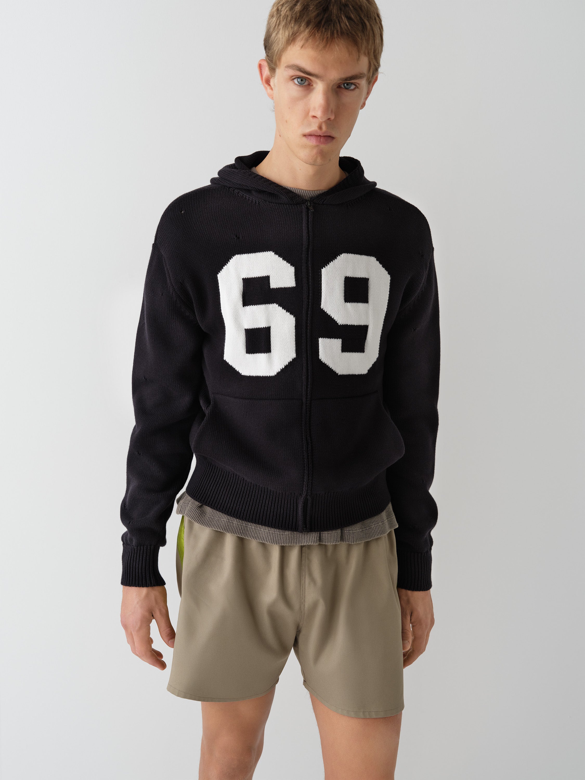 Unisex black knit hoodie jacket with “69” graphic – Gimaguas