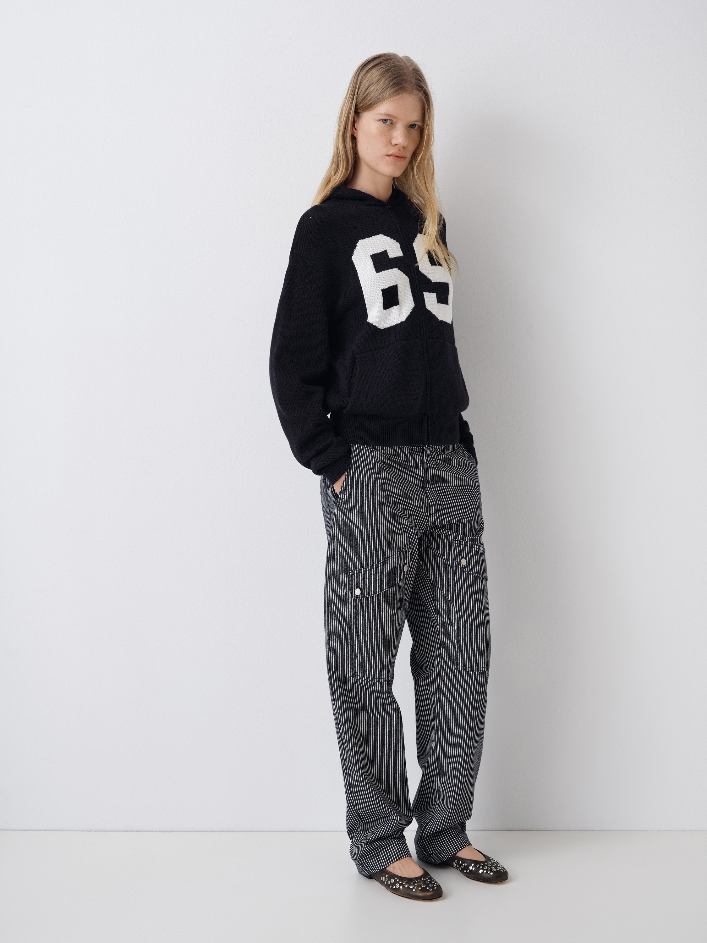 Unisex black knit hoodie jacket with “69” graphic – Gimaguas