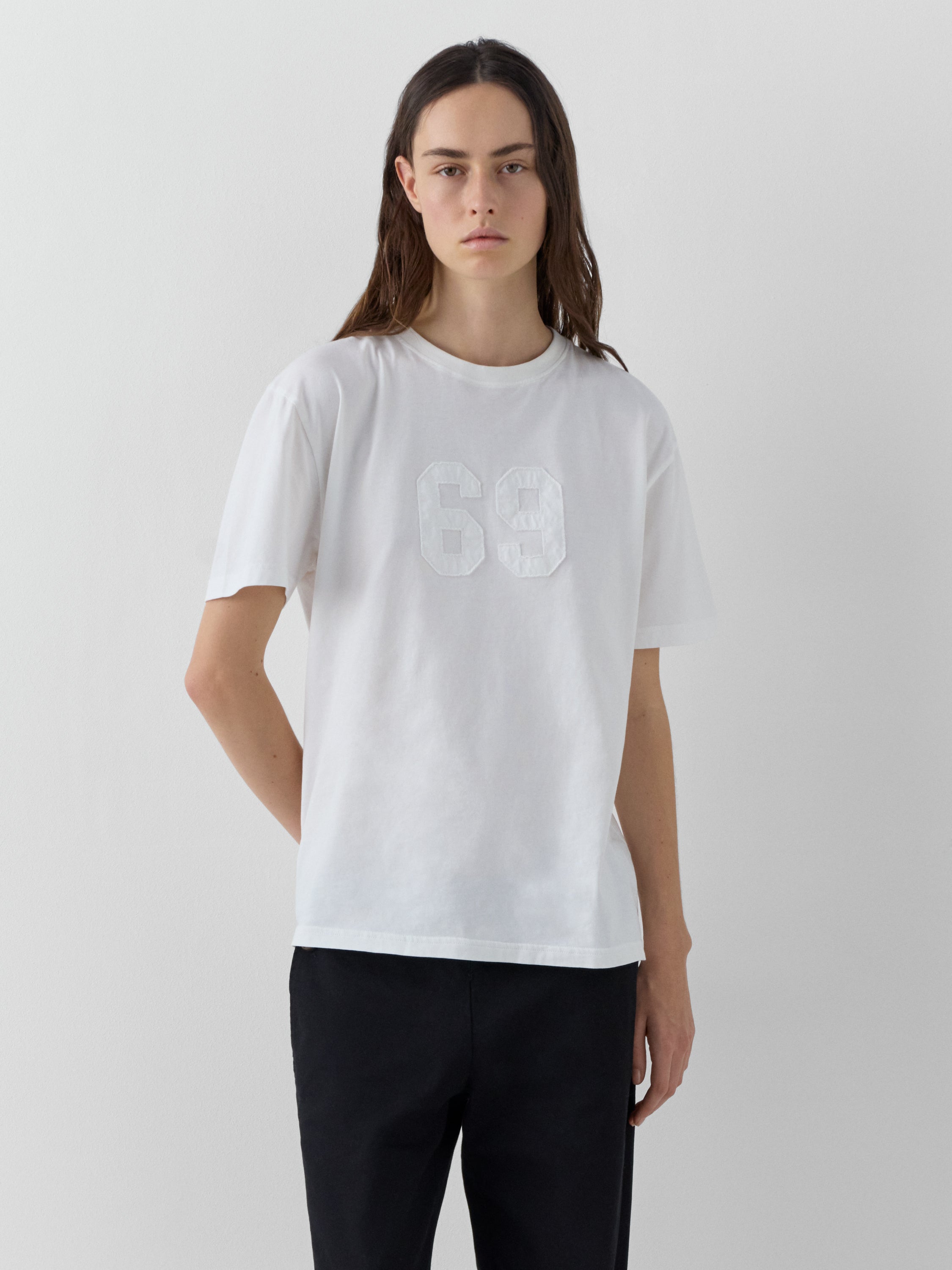 Unisex white short-sleeve t-shirt with “69” print – Gimaguas