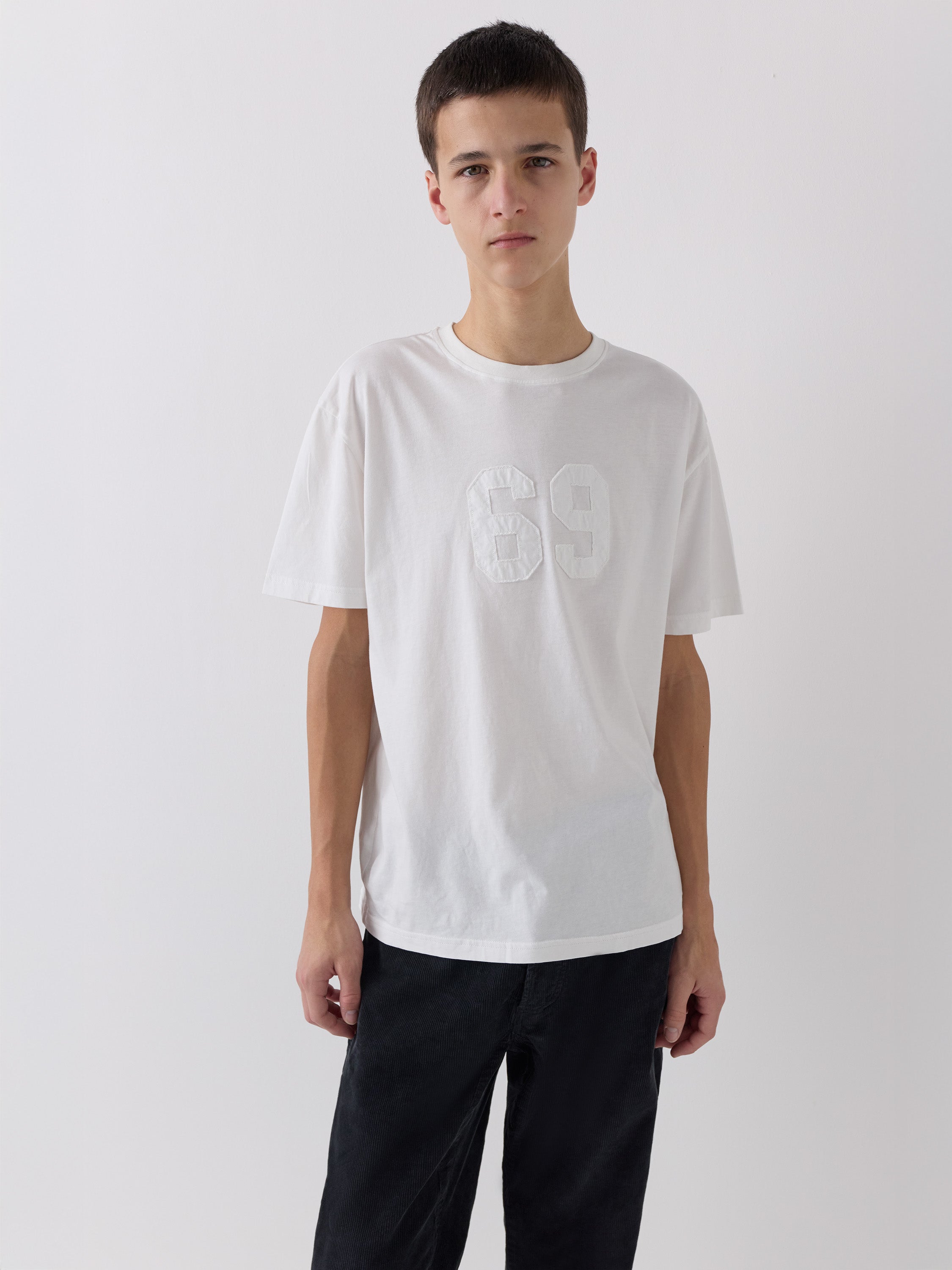 Unisex white short-sleeve t-shirt with “69” print – Gimaguas