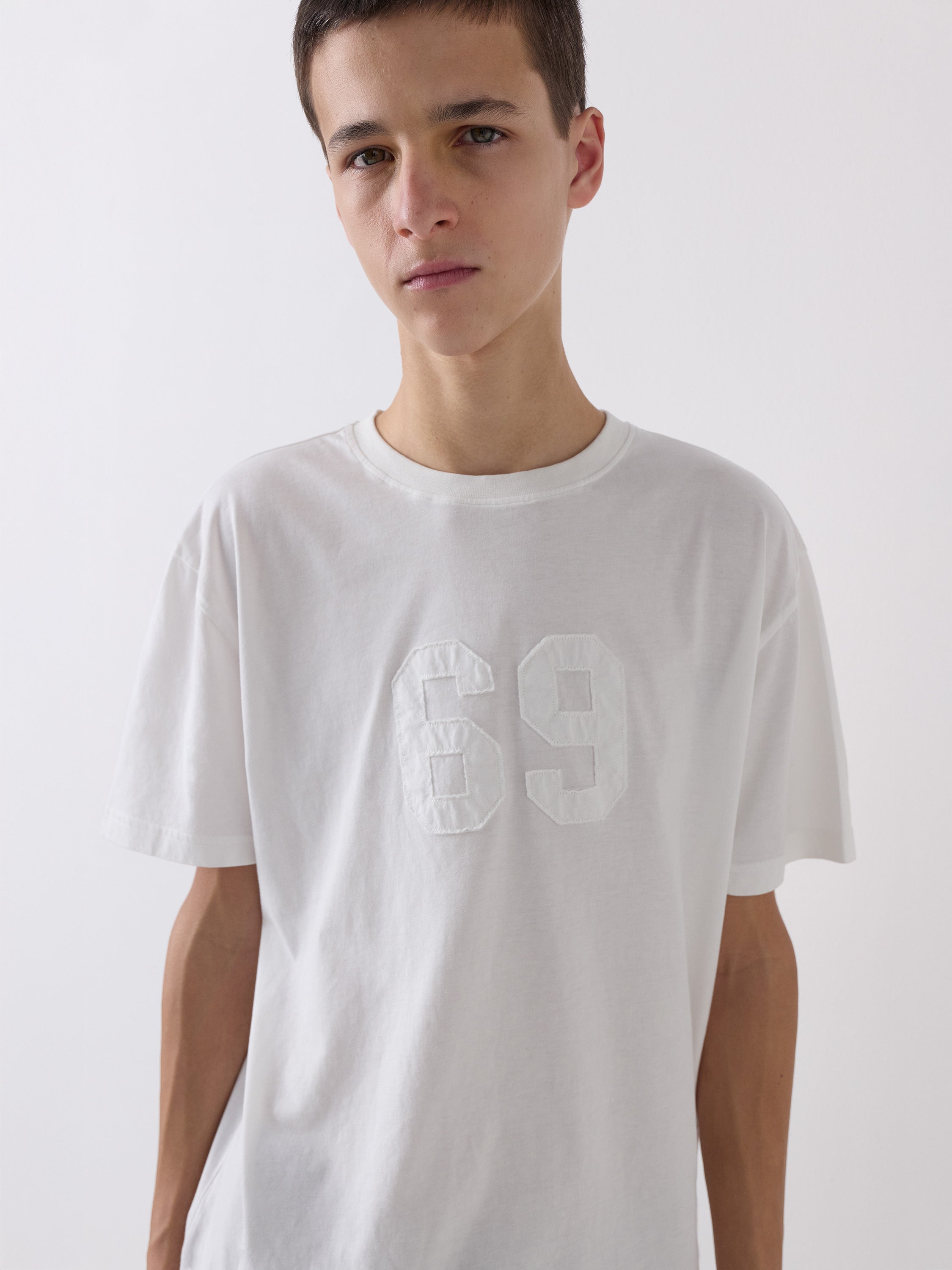Unisex white short-sleeve t-shirt with “69” print – Gimaguas