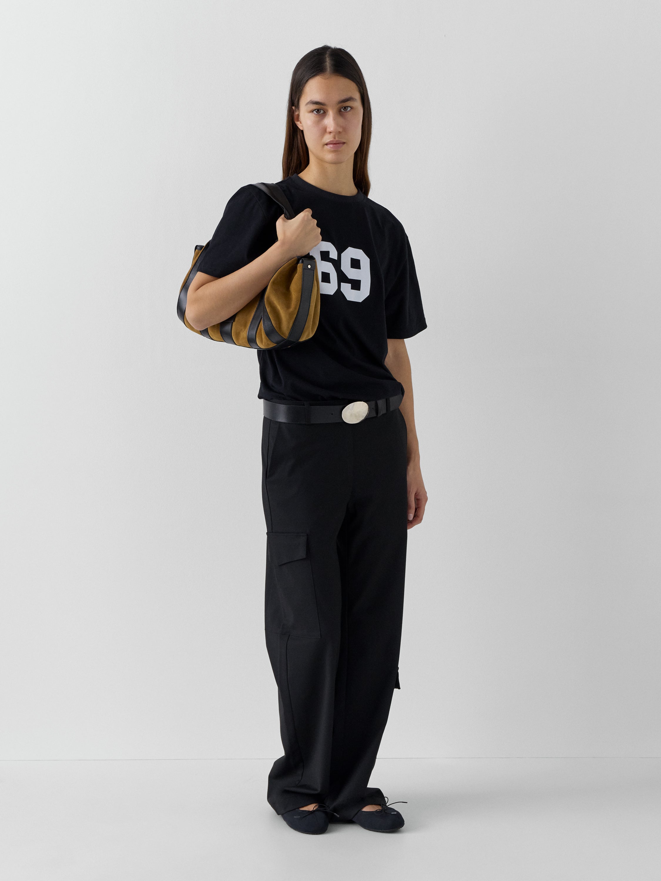 Unisex black short-sleeve t-shirt with “69” print – Gimaguas