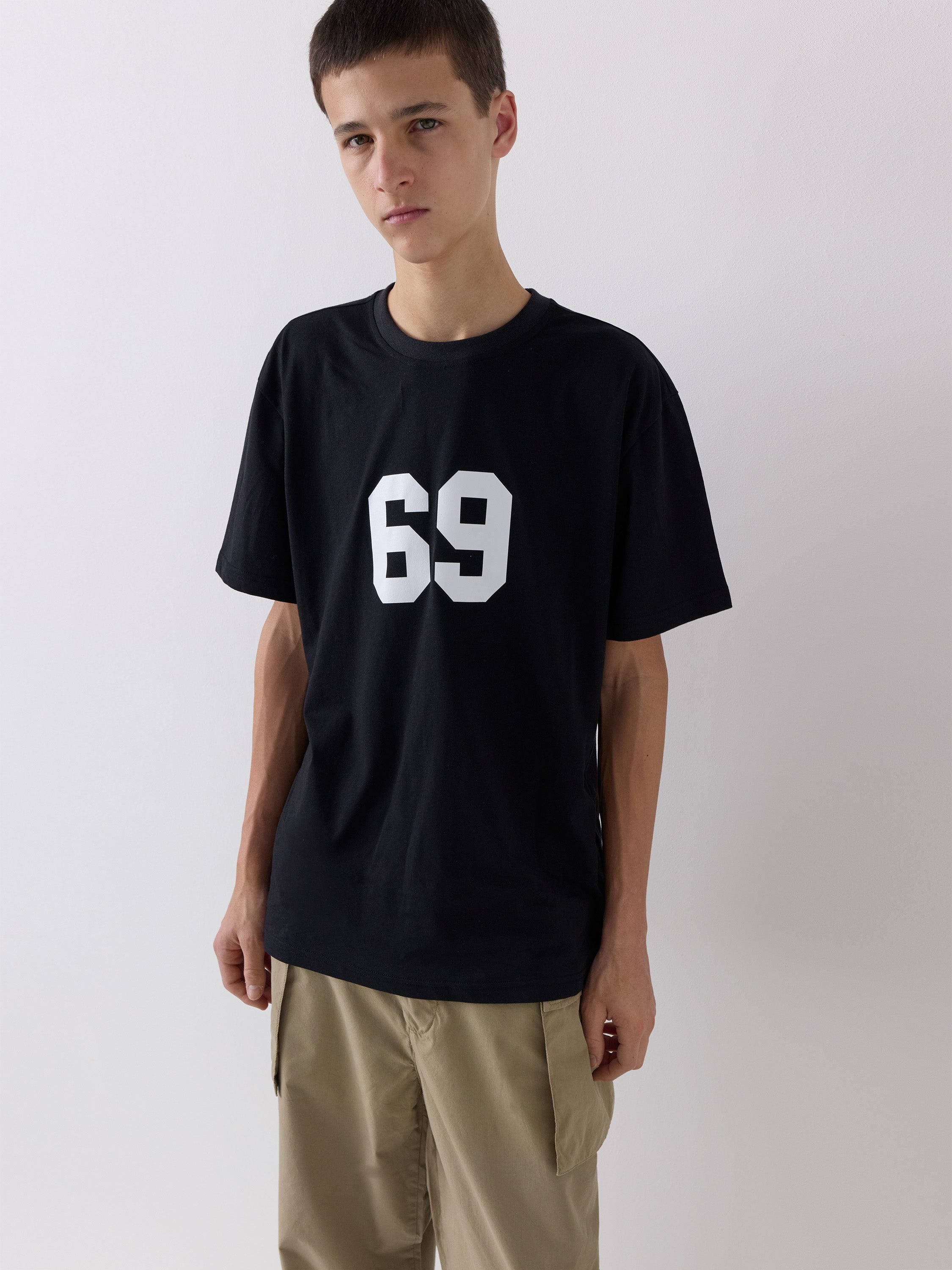 Unisex black short-sleeve t-shirt with “69” print – Gimaguas