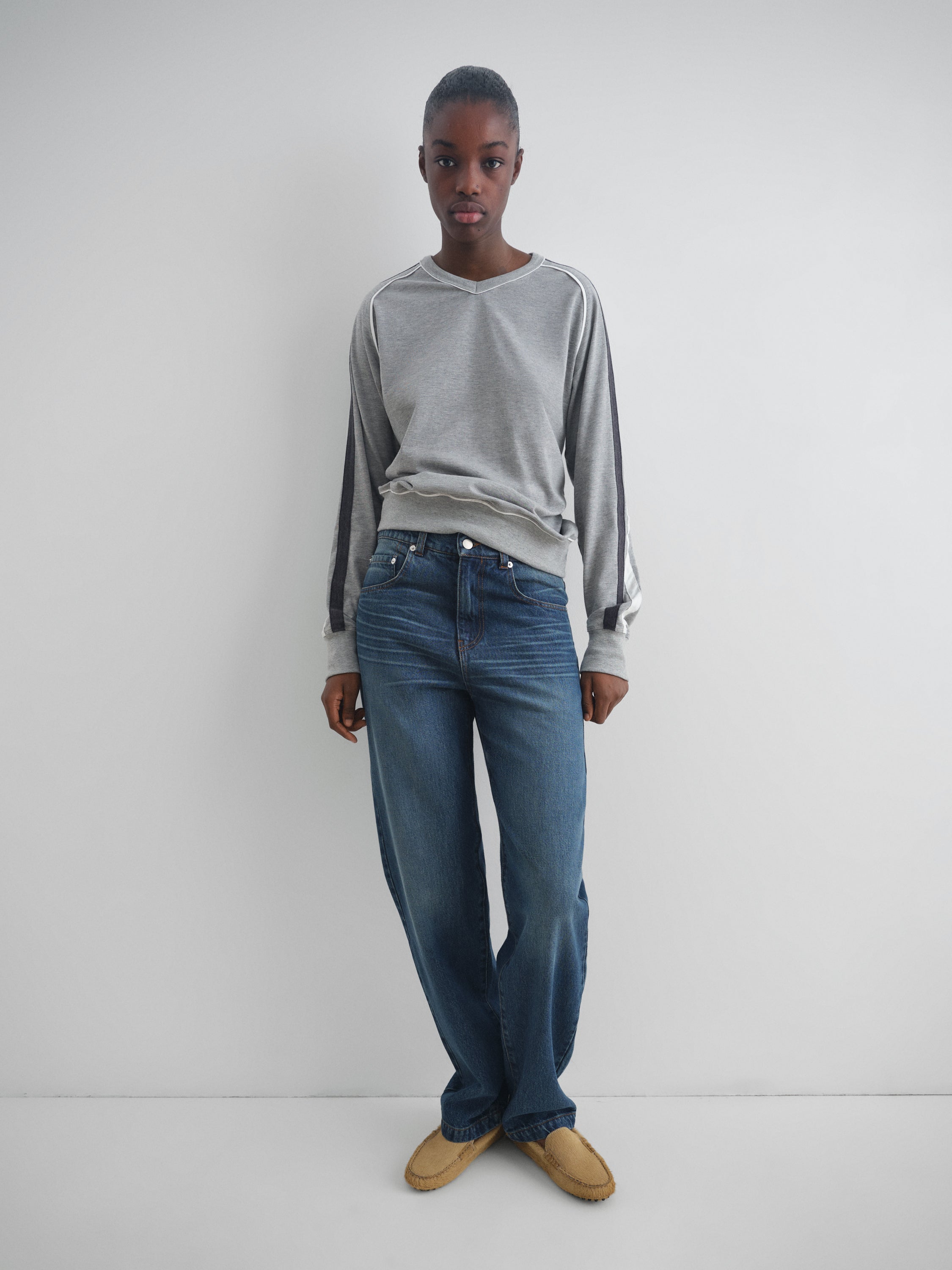 Grey long-sleeve t-shirt with black and white strap – Gimaguas