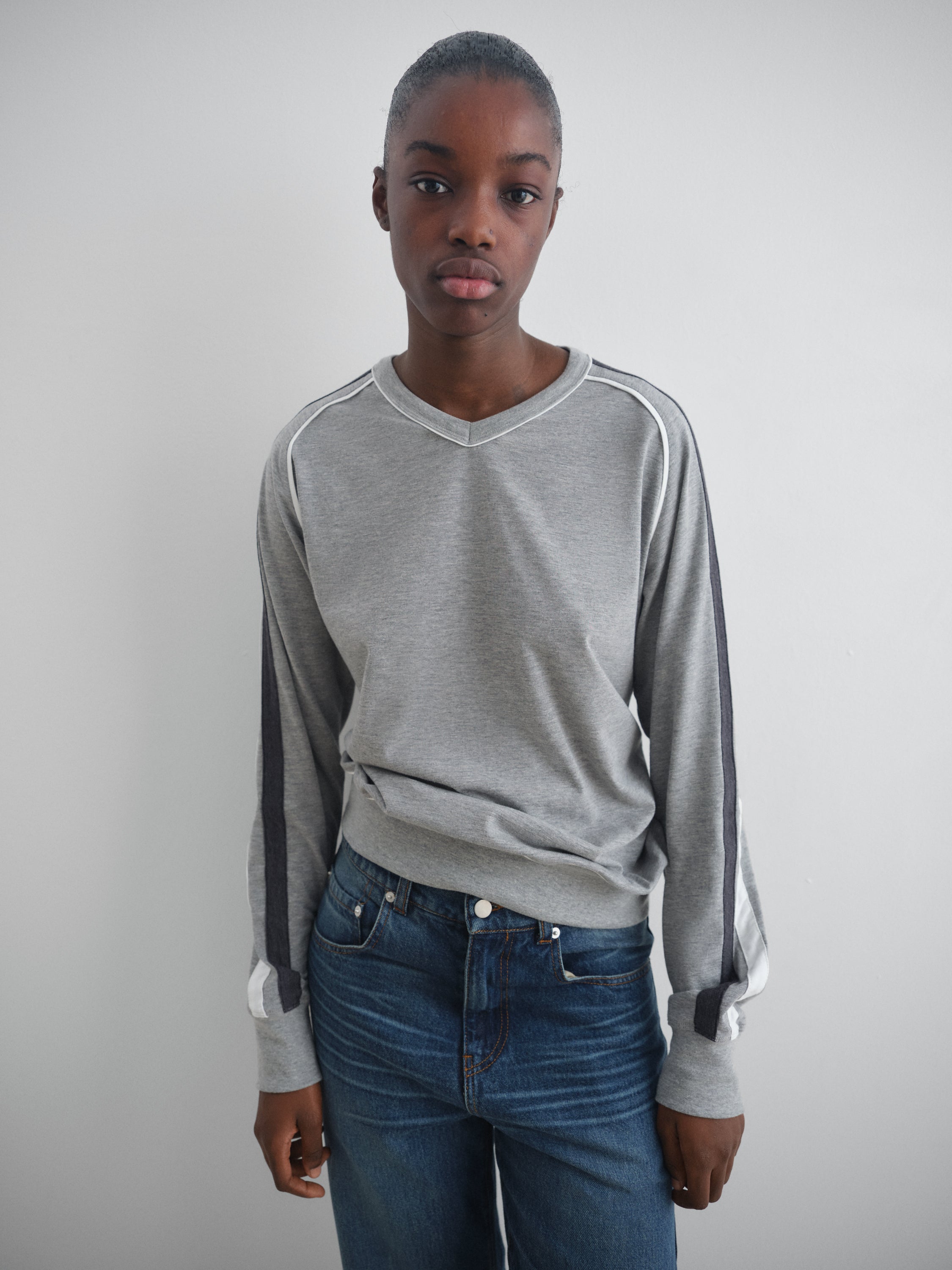 Grey long-sleeve t-shirt with black and white strap – Gimaguas