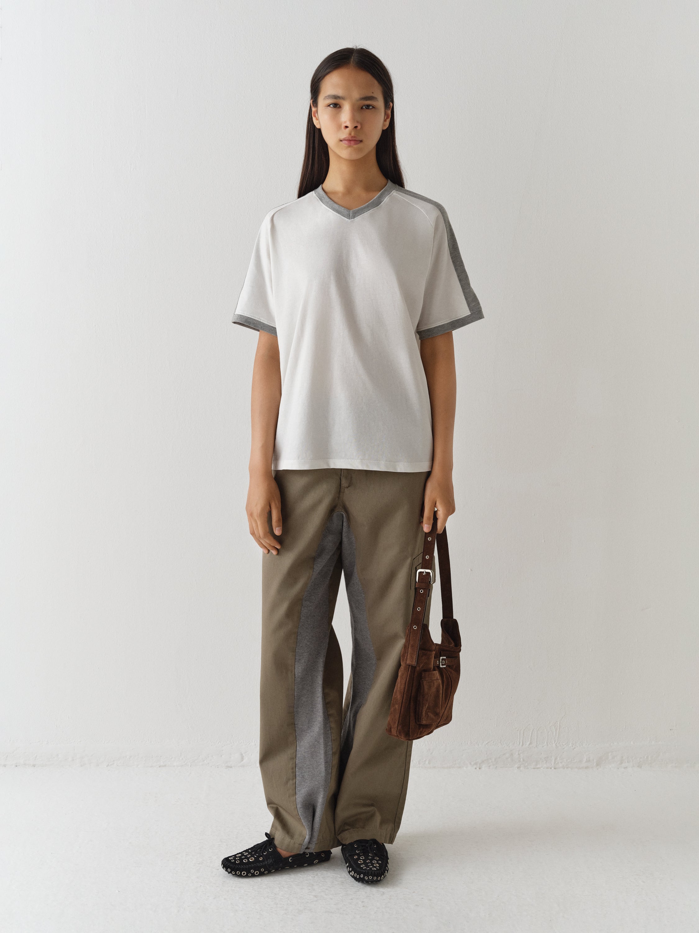 Unisex beige straight-leg trousers with grey front stripe – Gimaguas