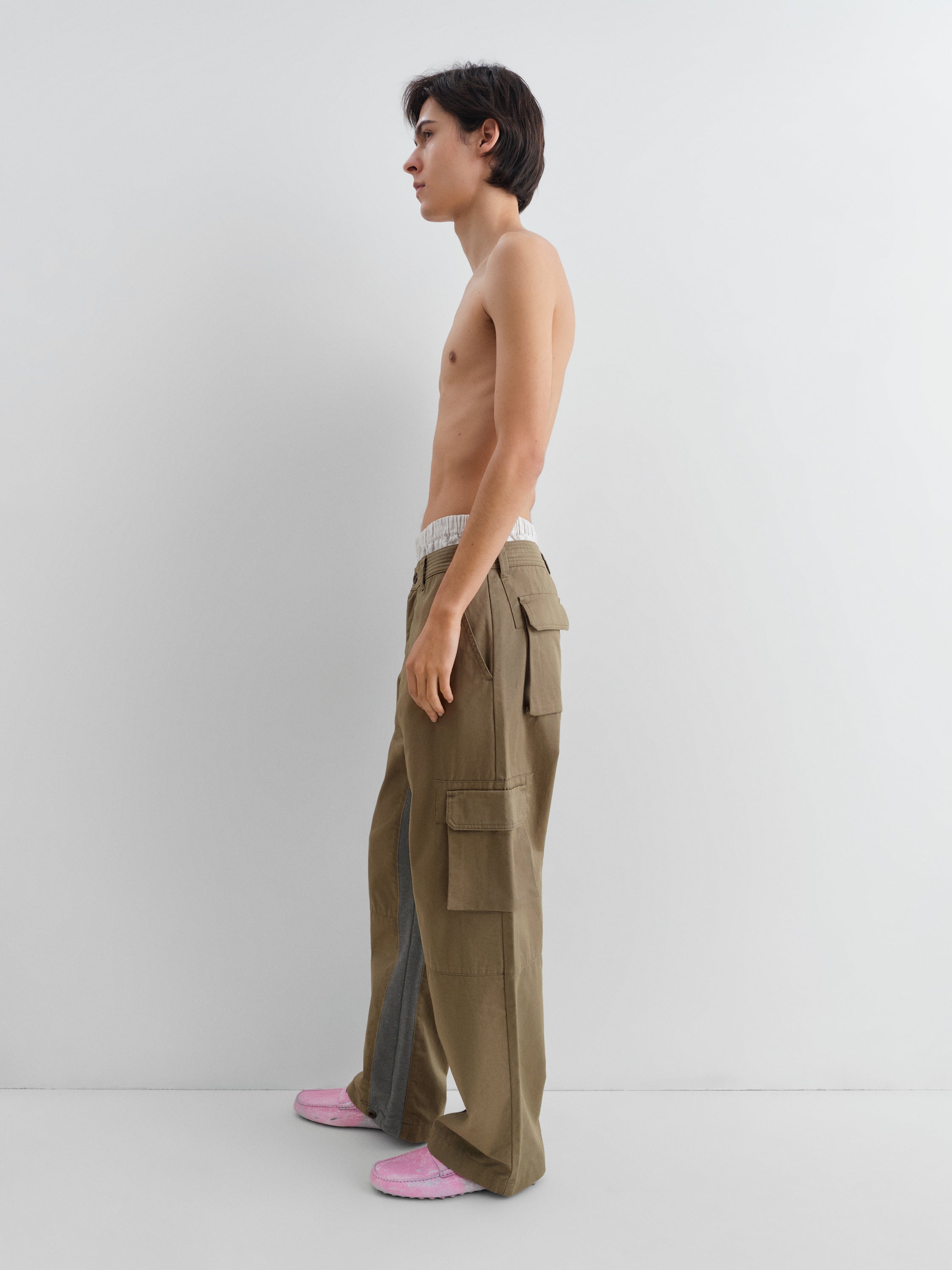Unisex beige straight-leg trousers with grey front stripe – Gimaguas