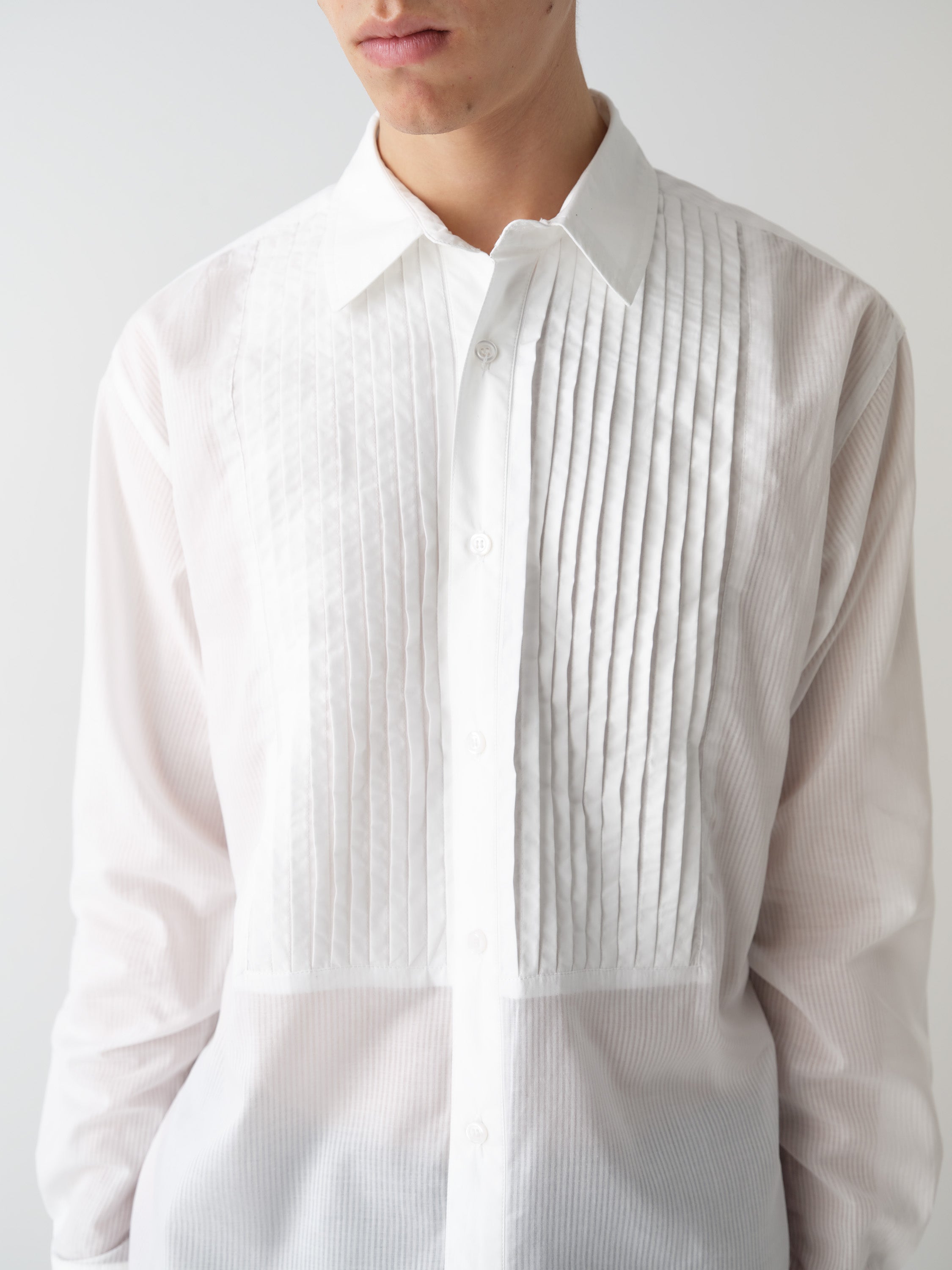 Unisex white shirt with pleated front panel – Gimaguas