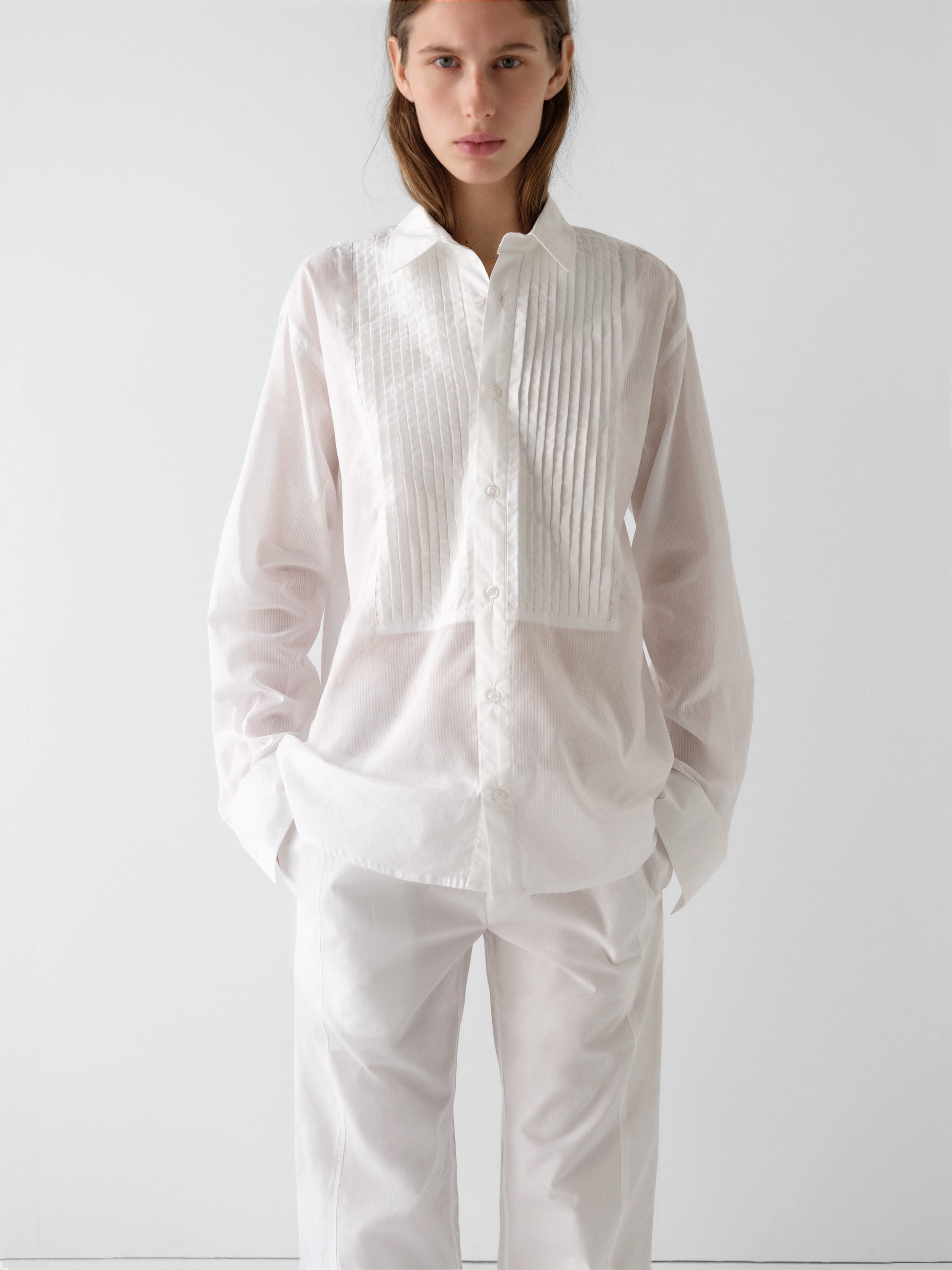 Unisex white shirt with pleated front panel – Gimaguas