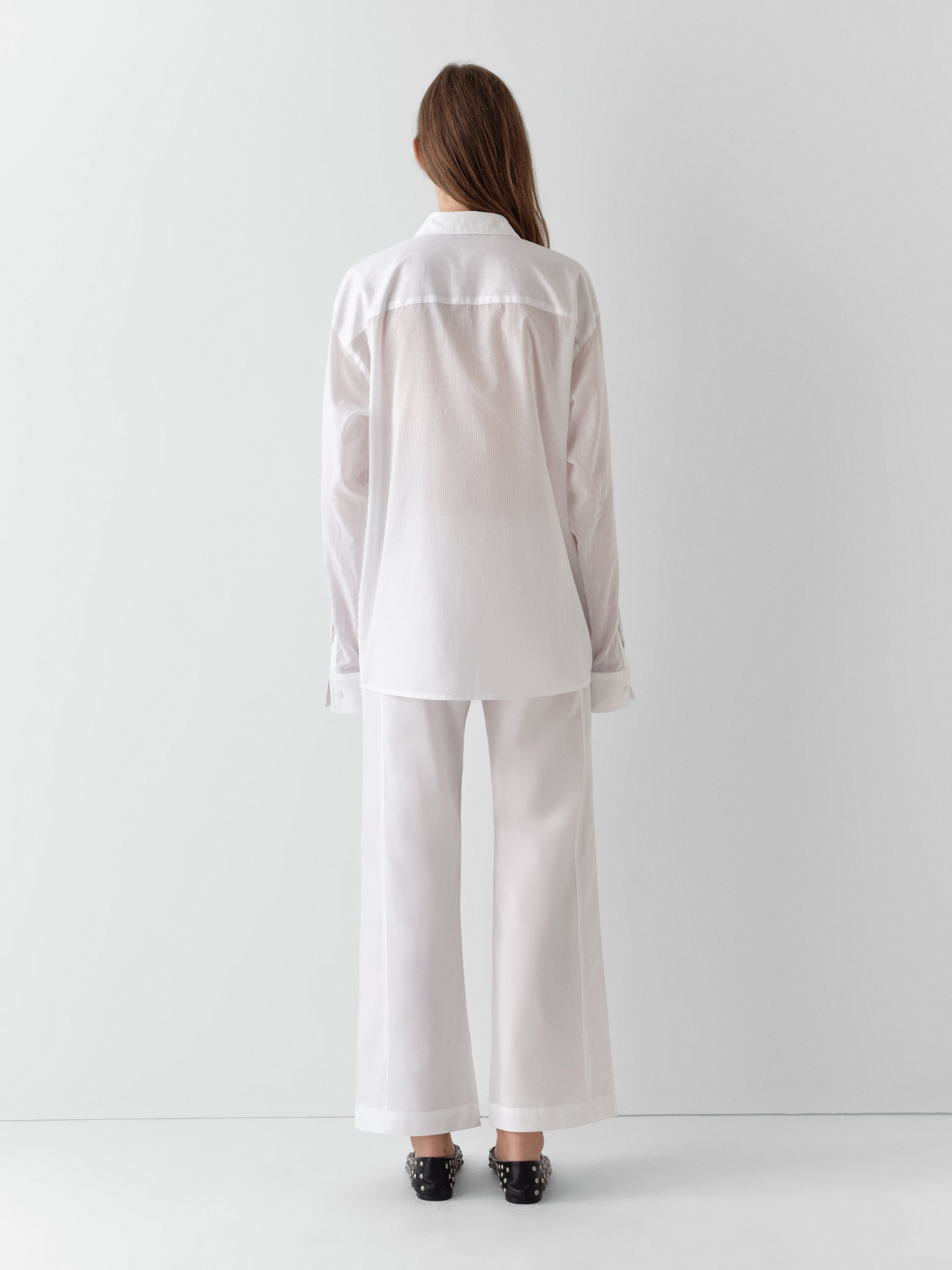 Unisex white shirt with pleated front panel – Gimaguas