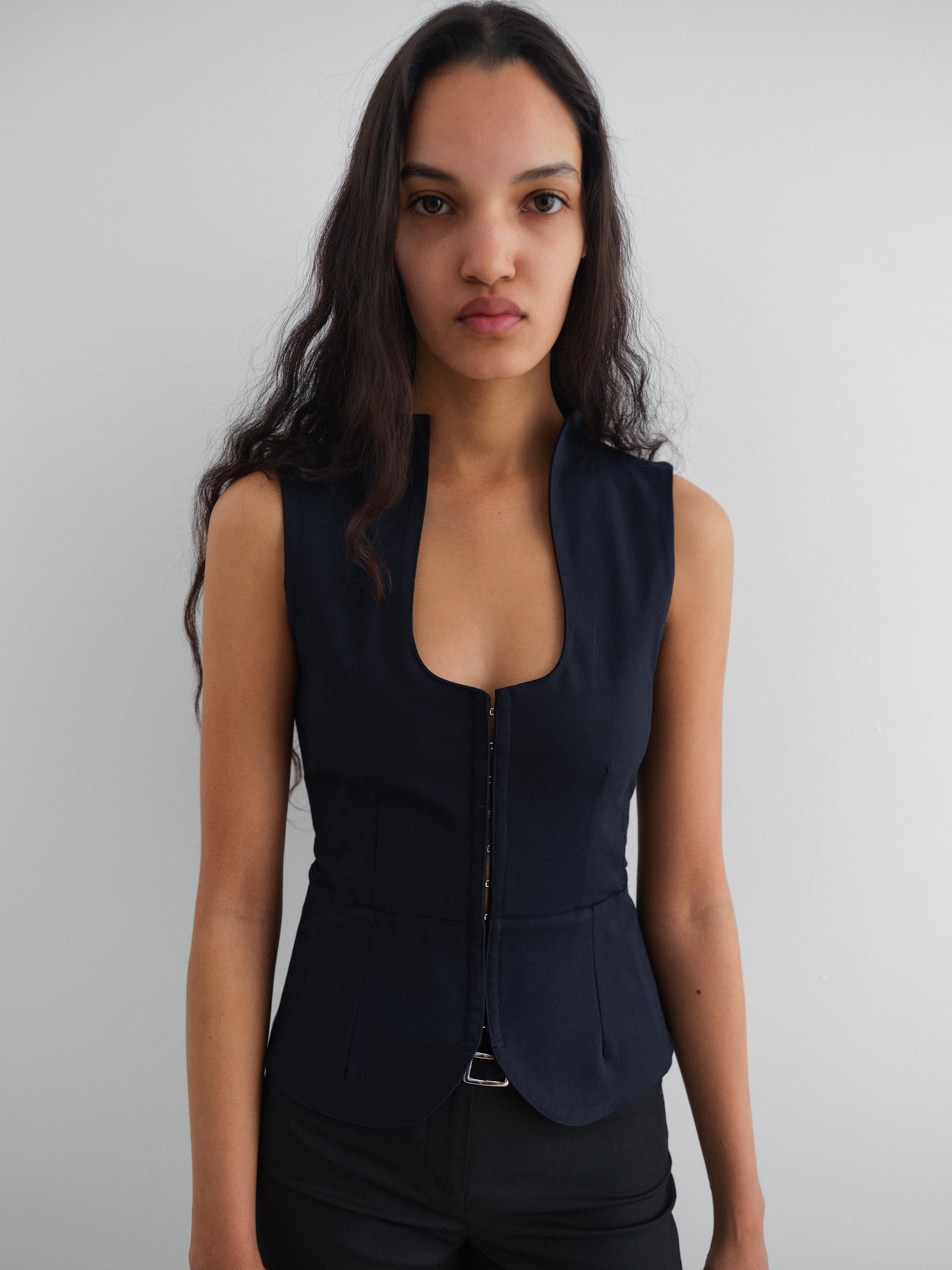 Women's dark blue sleeveless top with sculptural neckline – Gimaguas