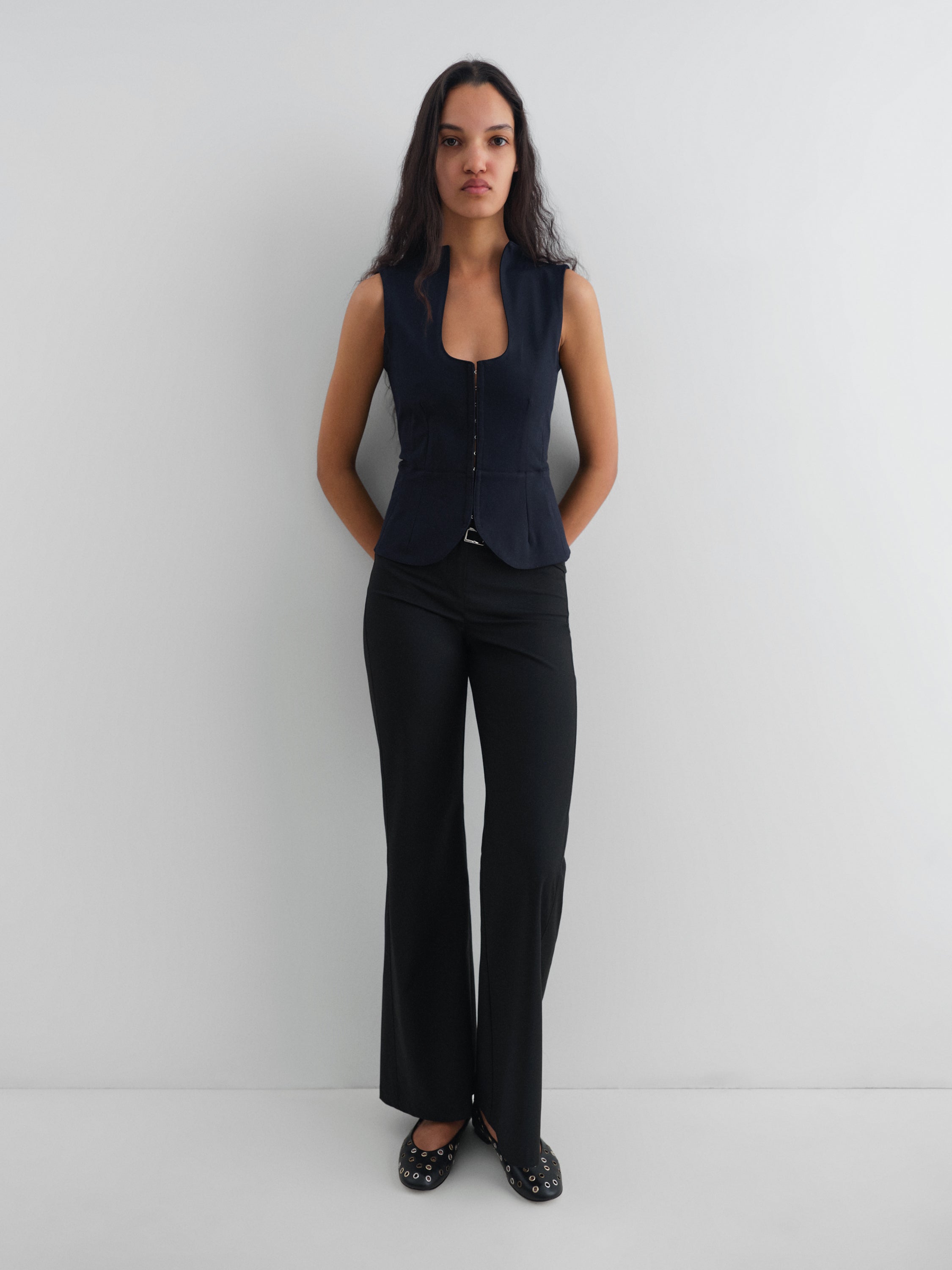 Women's dark blue sleeveless top with sculptural neckline – Gimaguas