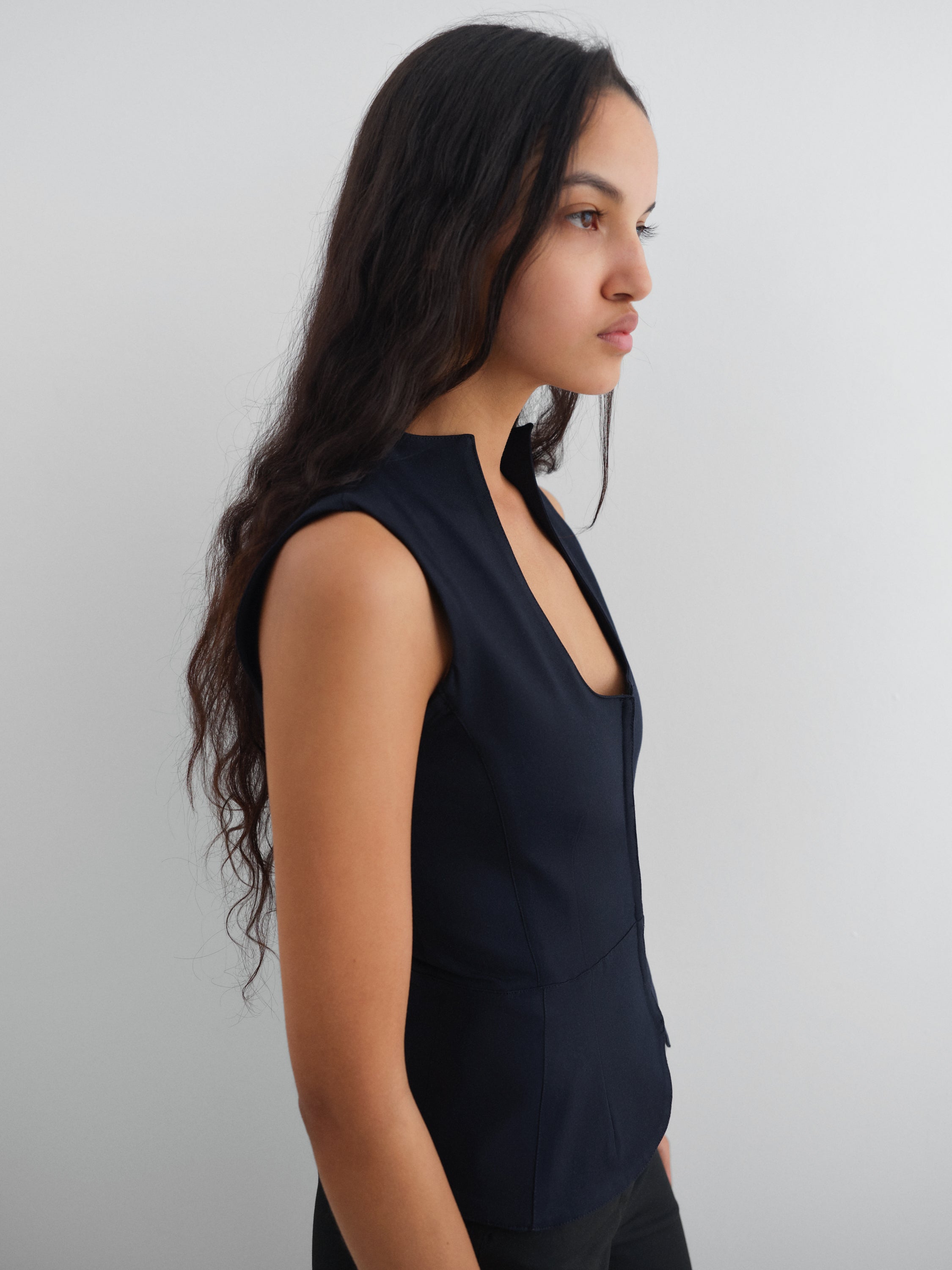 Women's dark blue sleeveless top with sculptural neckline – Gimaguas