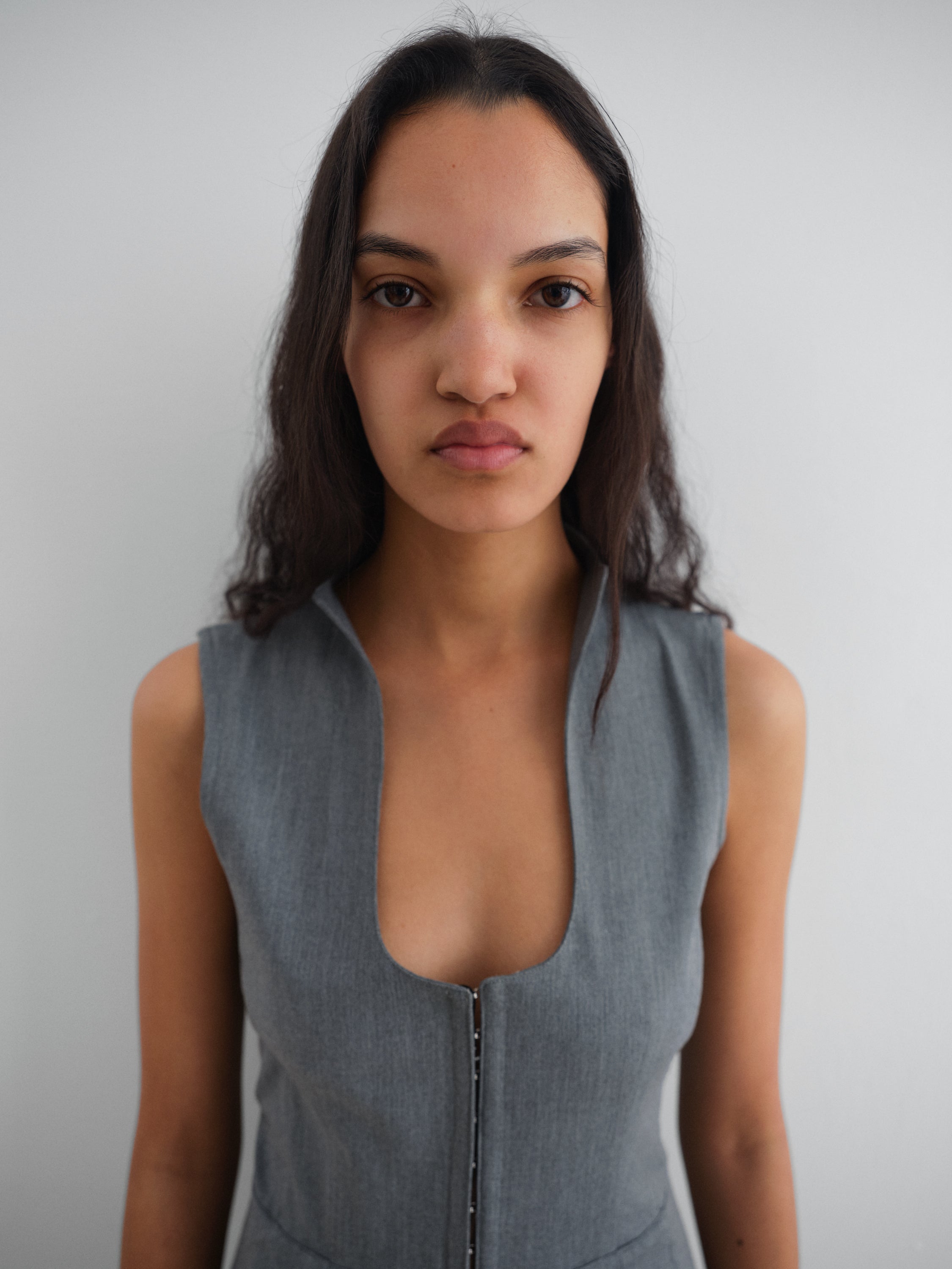 Women's grey sleeveless top with sculptural neckline – Gimaguas