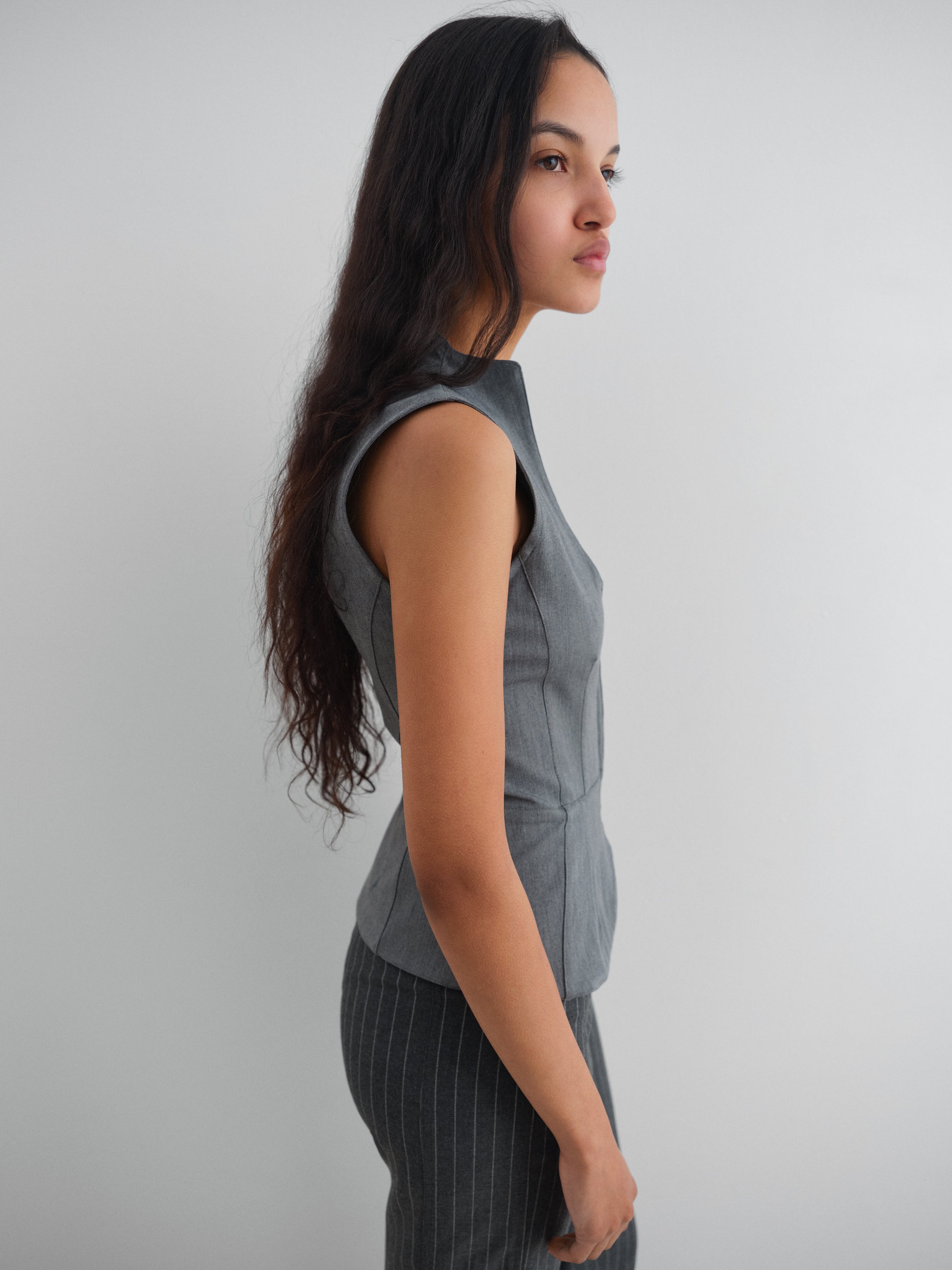 Women's grey sleeveless top with sculptural neckline – Gimaguas