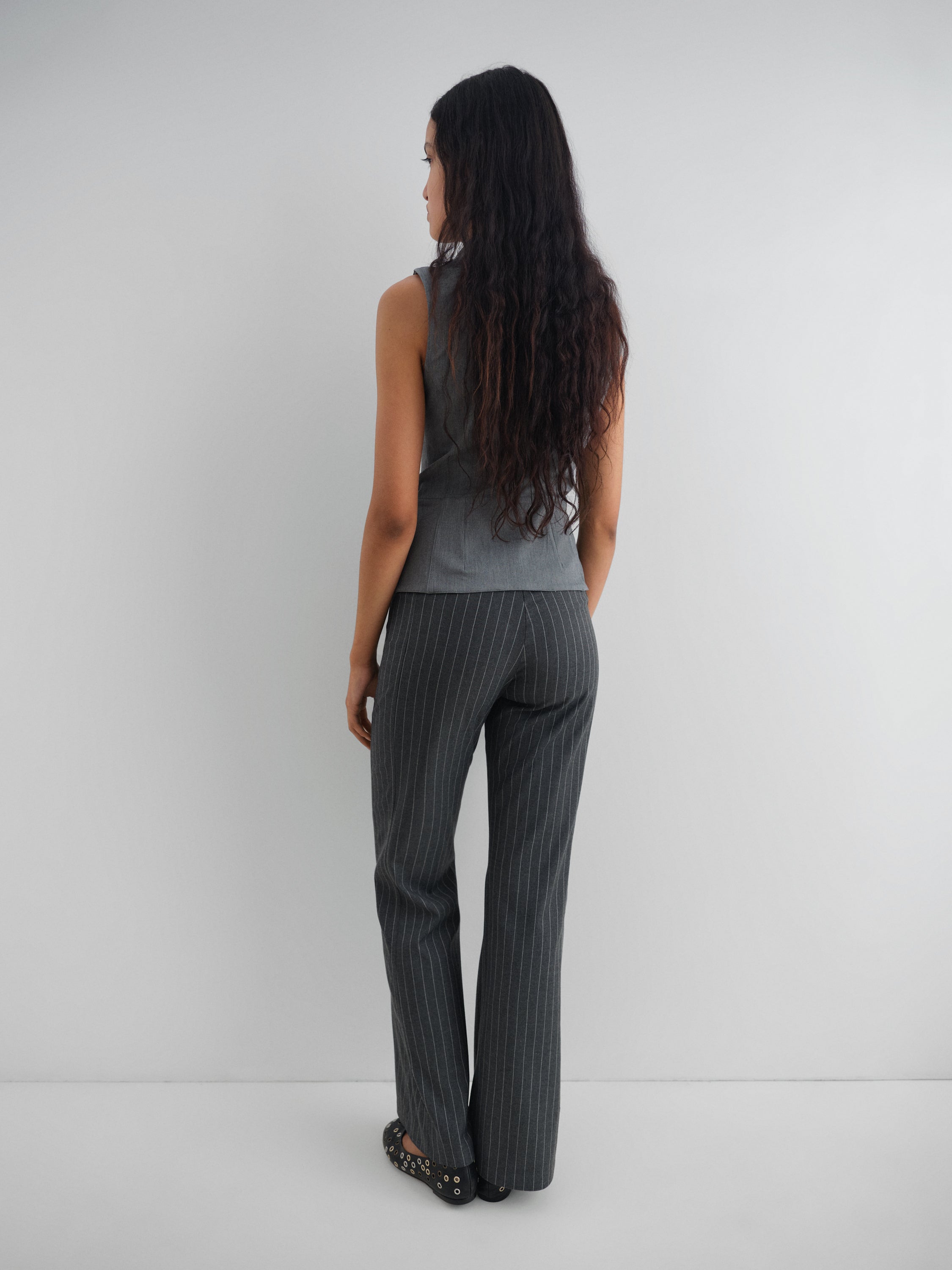 Women's grey sleeveless top with sculptural neckline – Gimaguas