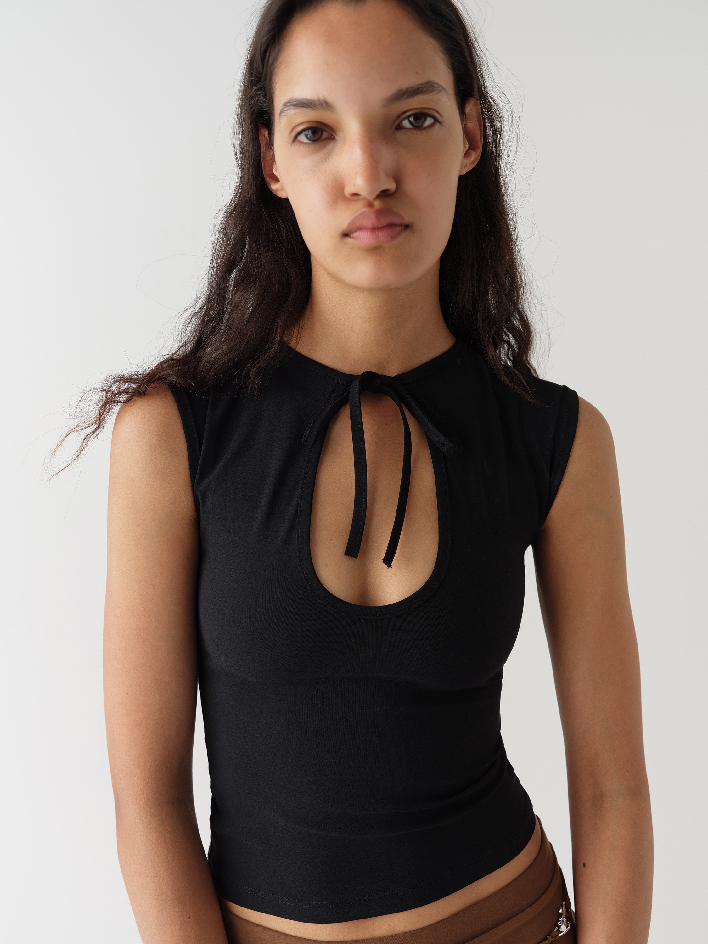 Black fitted sleeveless top for women with lace neckline – Gimaguas