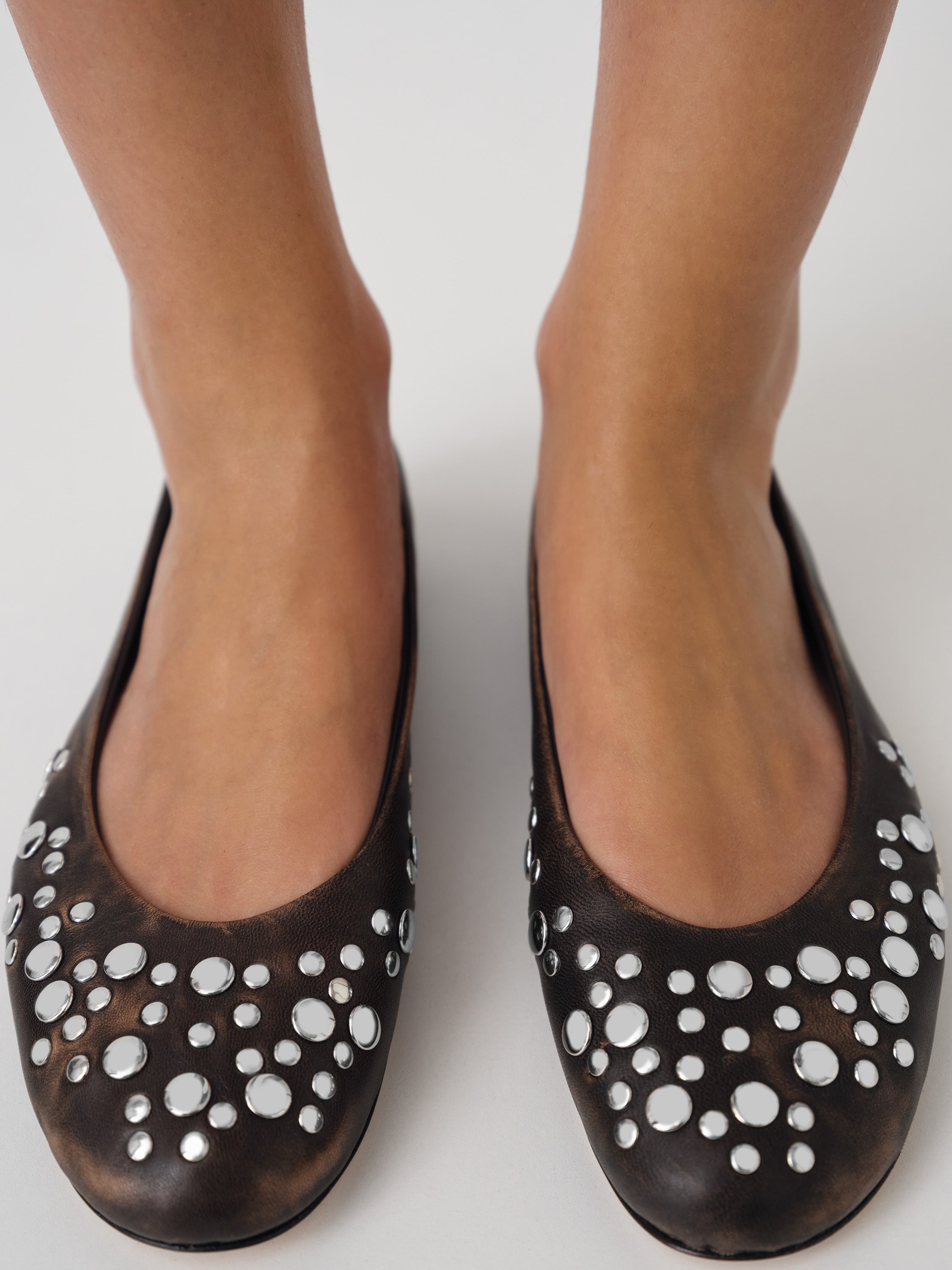 Brown leather ballerinas for women with faded silver studs – Gimaguas