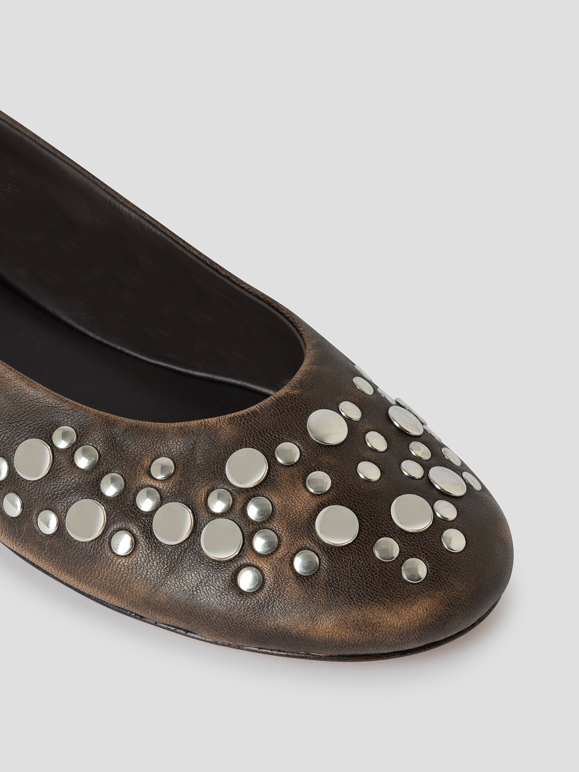 Brown leather ballerinas for women with faded silver studs – Gimaguas