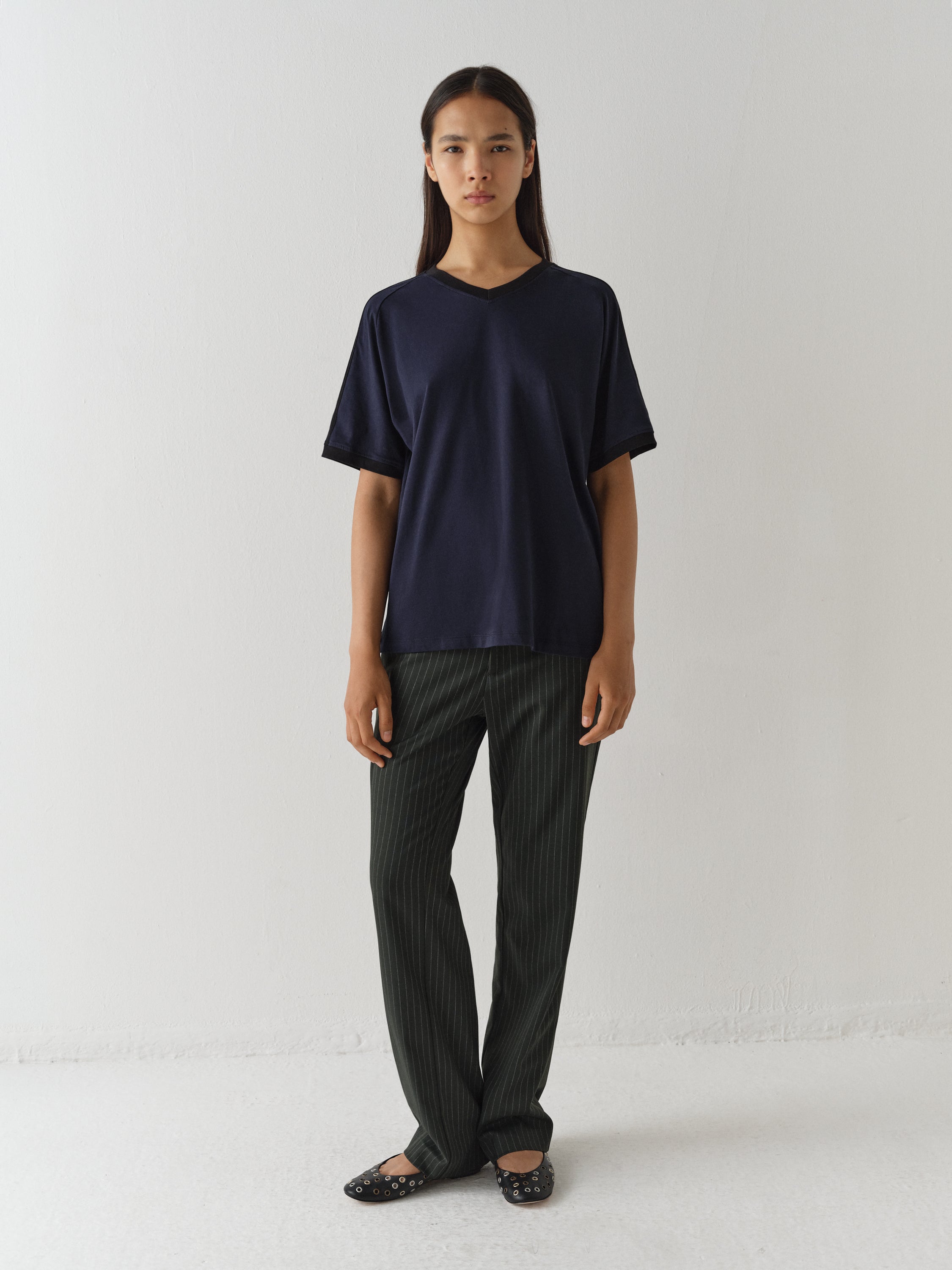 Unisex dark blue short-sleeve t-shirt with black stripe – Gimaguas