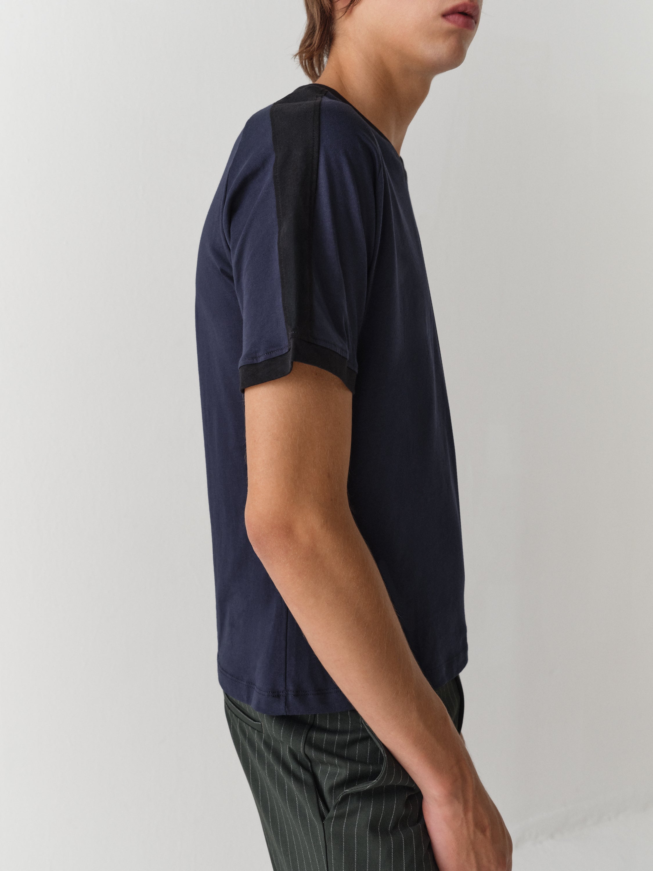 Unisex dark blue short-sleeve t-shirt with black stripe – Gimaguas