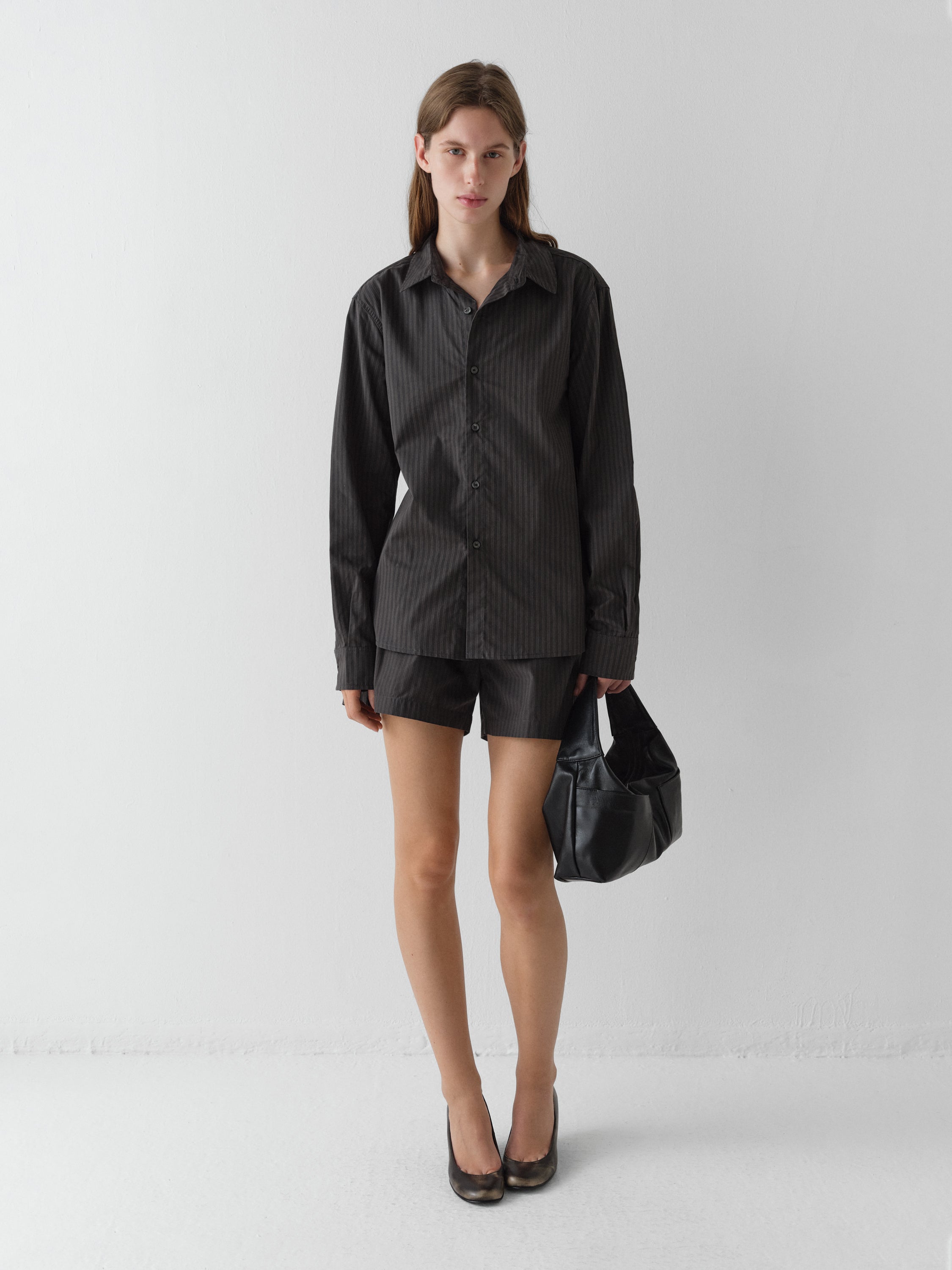 Unisex black shirt with grey stripe detail – Gimaguas