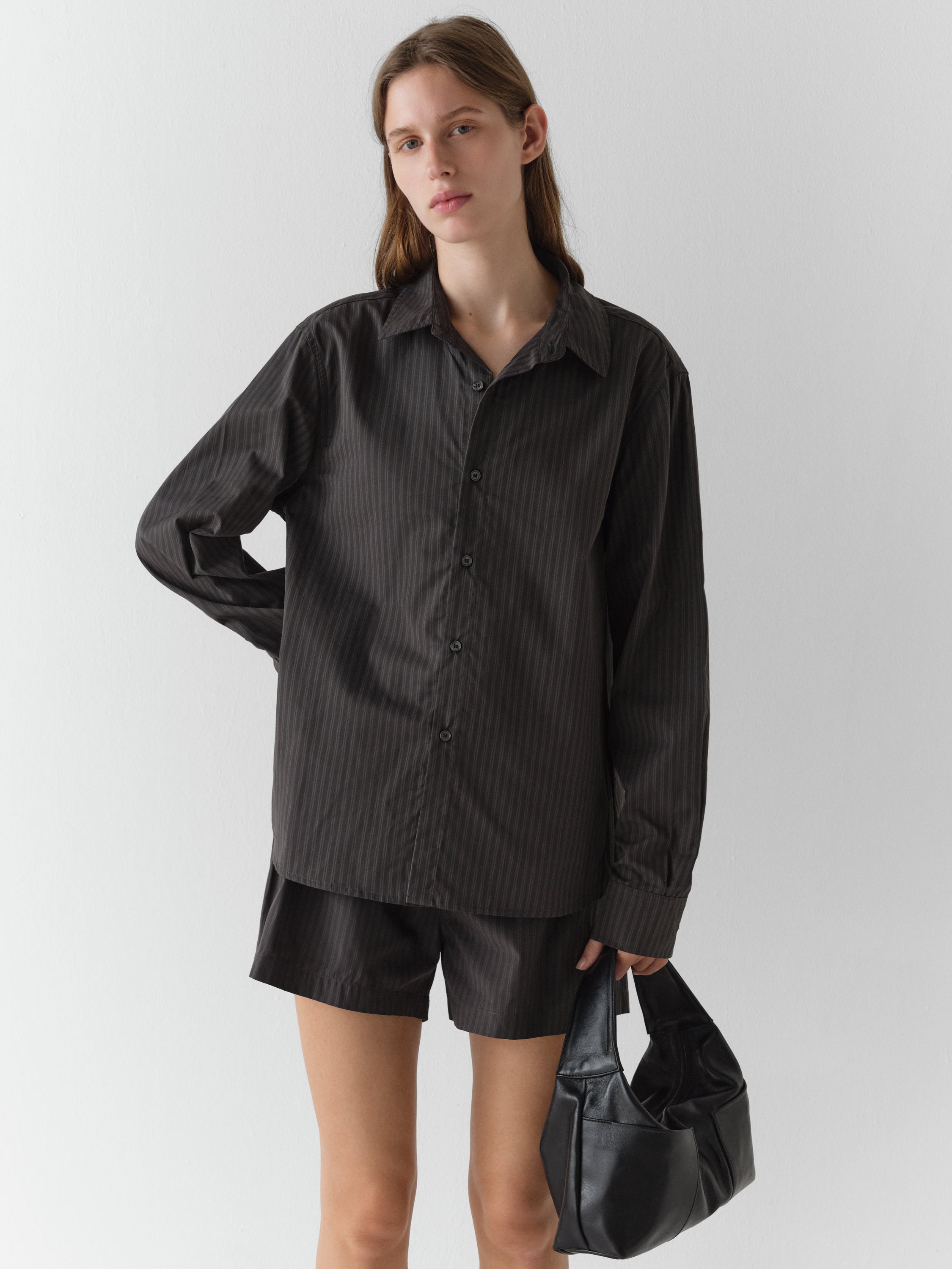 Unisex black shirt with grey stripe detail – Gimaguas