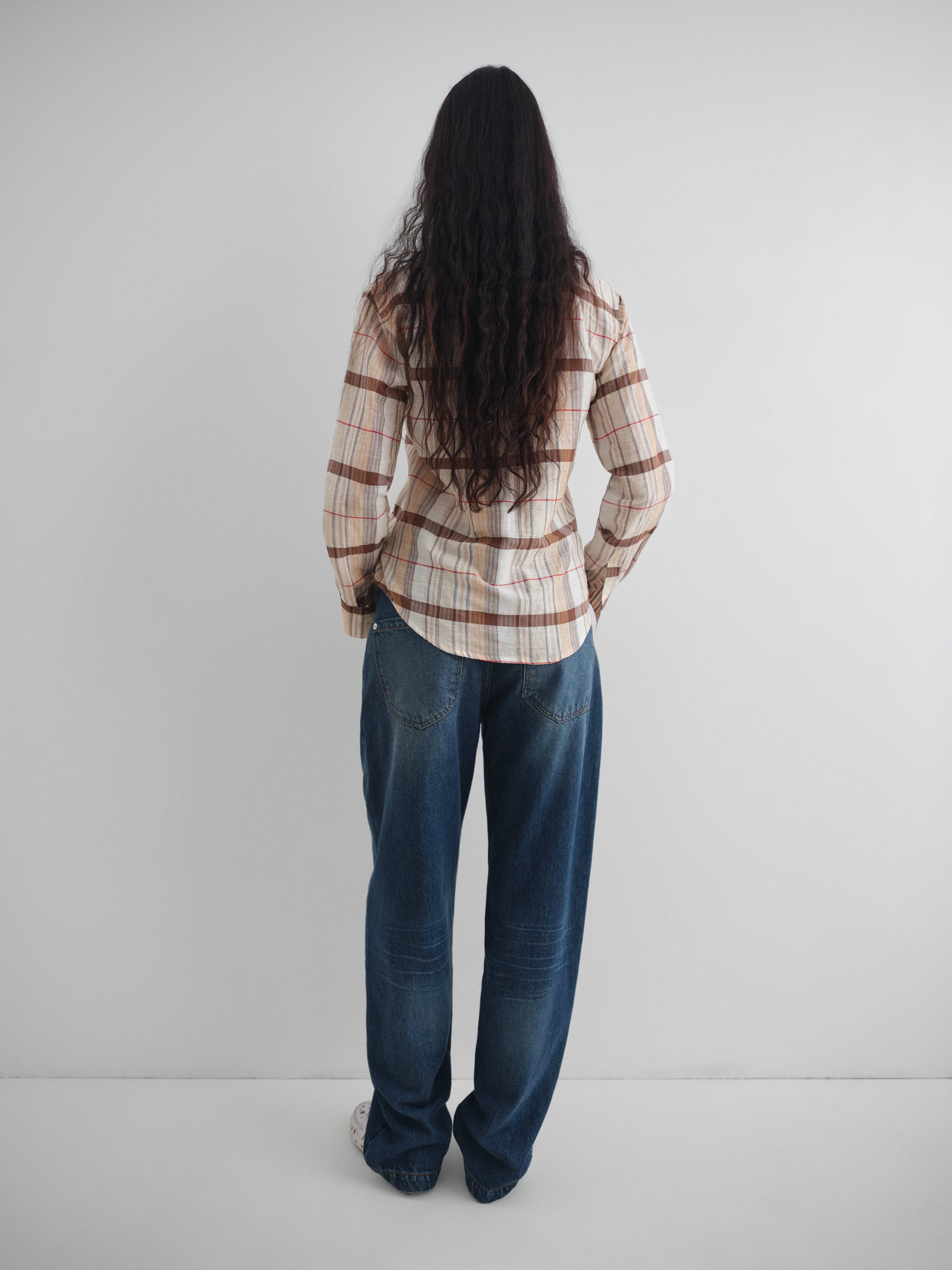 Beige checkered shirt for women with pocket and fitted cut – Gimaguas