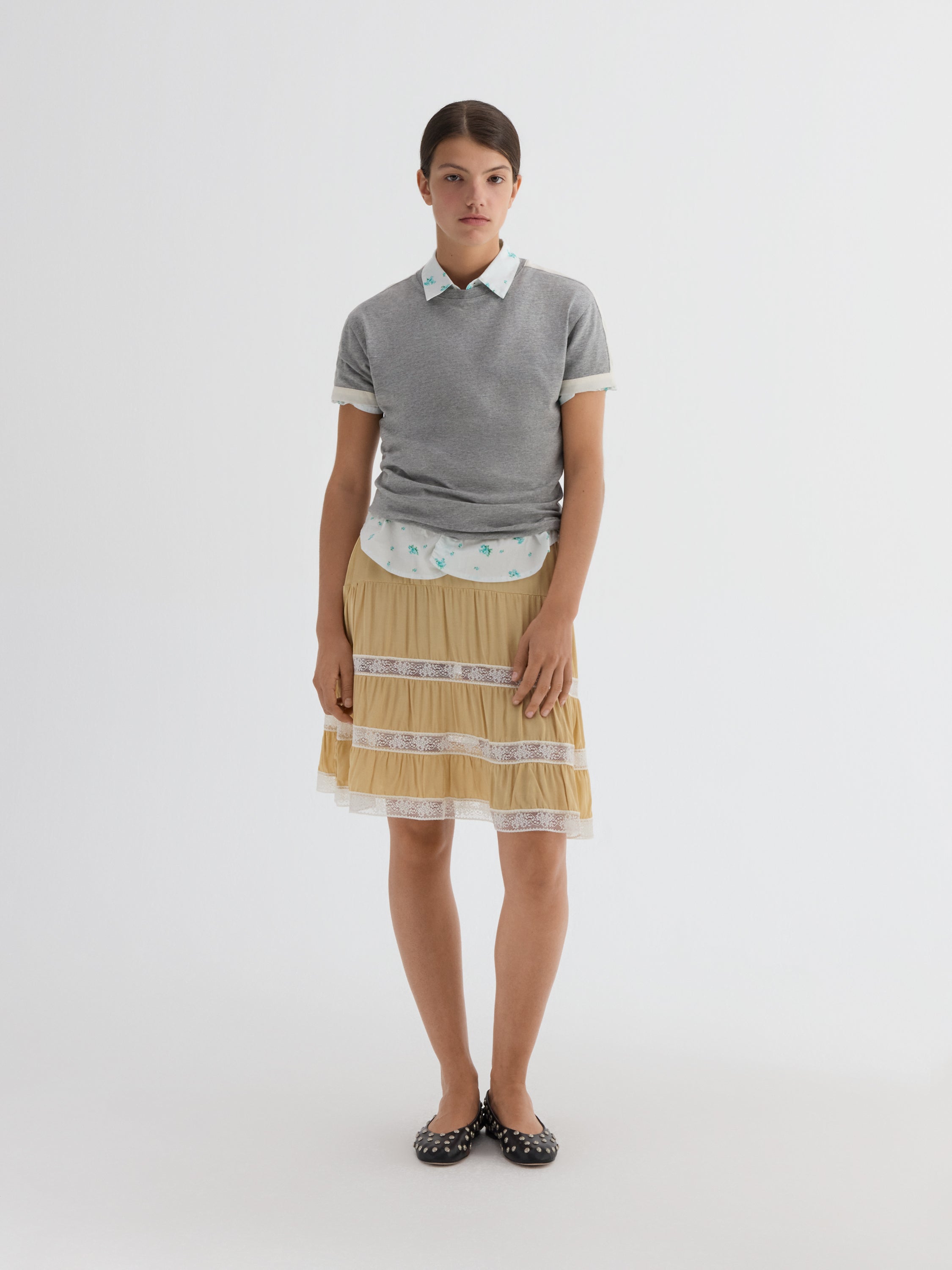 Beige satin low-rise midi skirt for women with lace trim – Gimaguas
