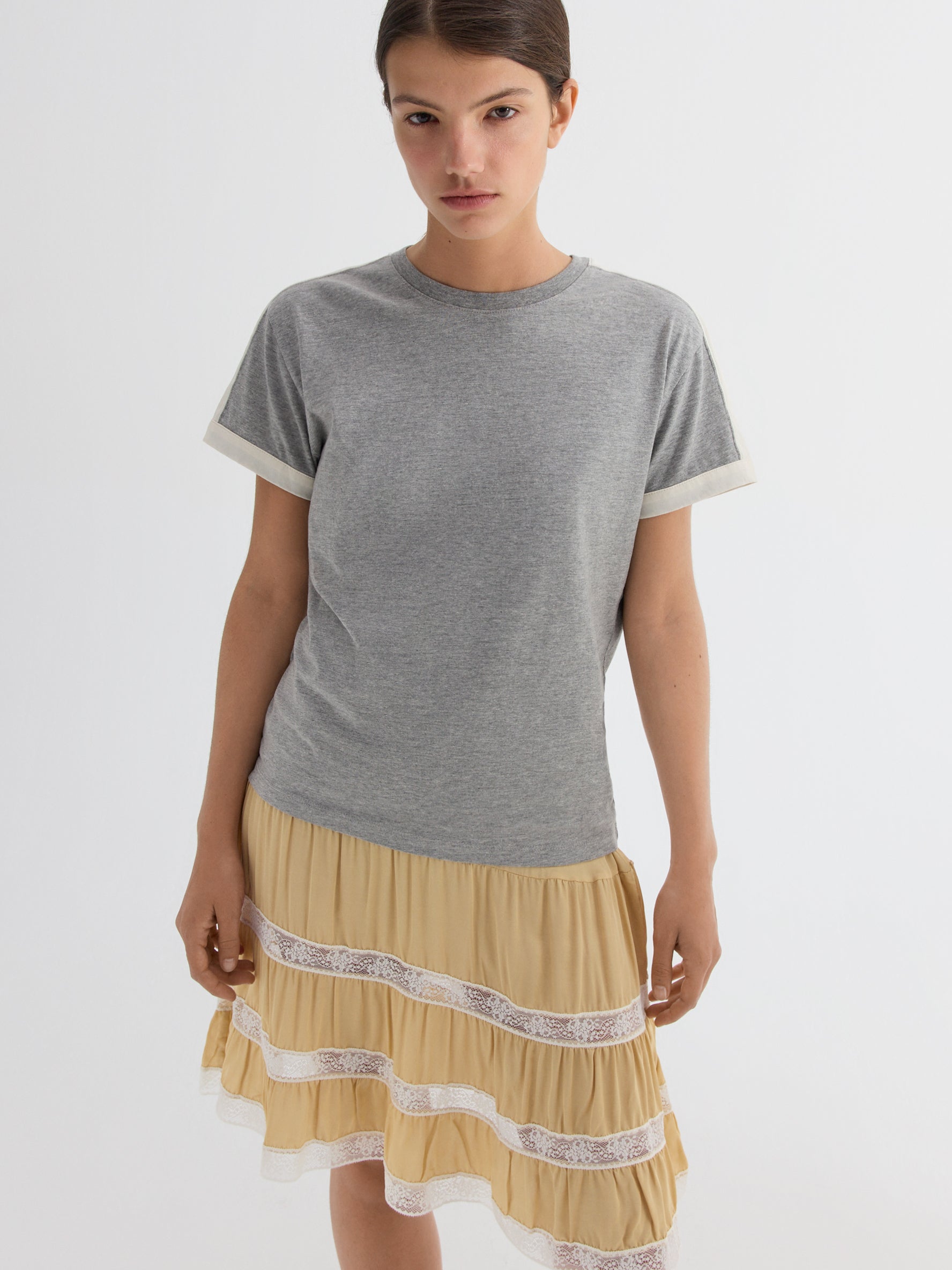 Beige satin low-rise midi skirt for women with lace trim – Gimaguas