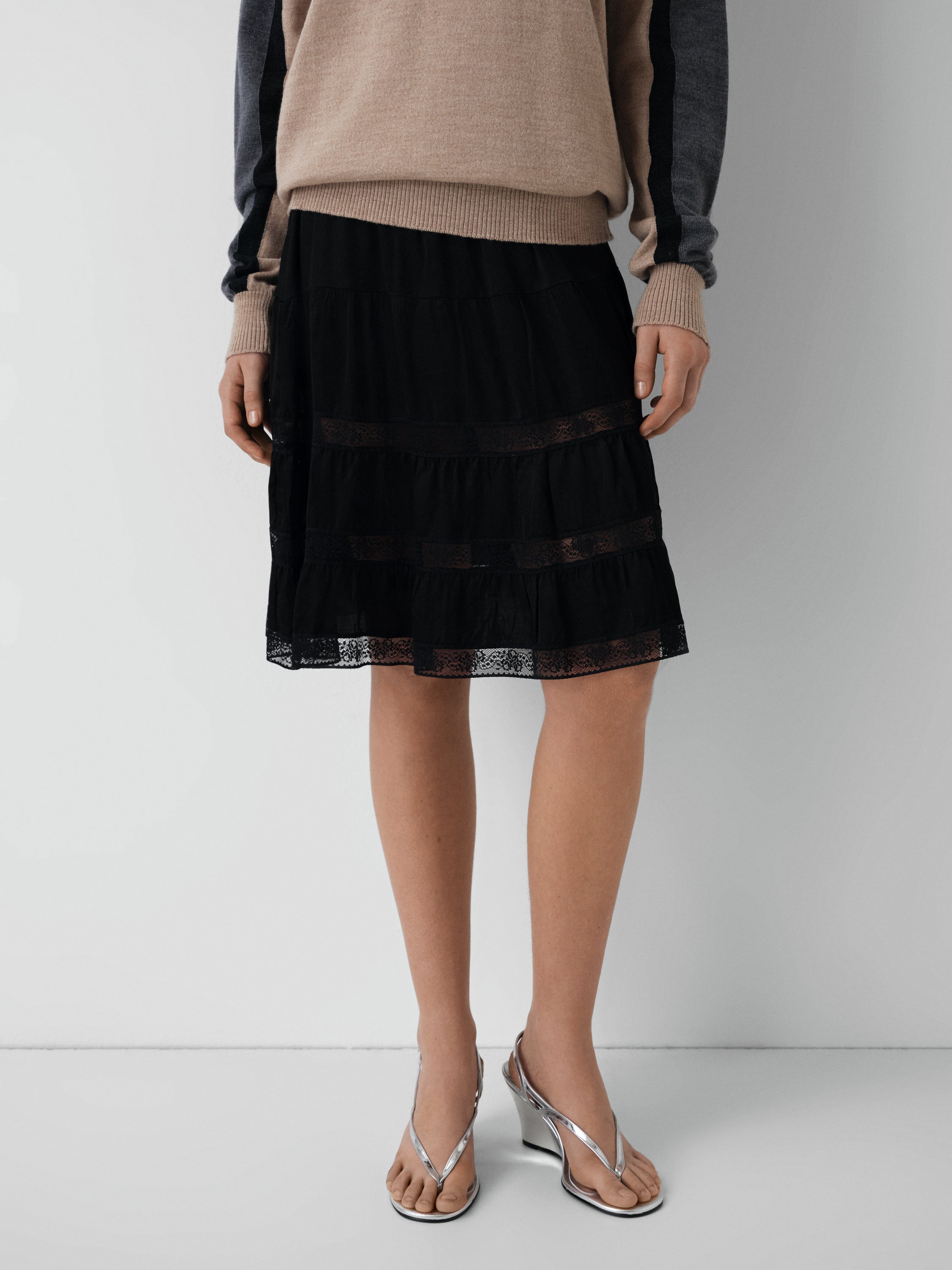 Black satin midi skirt for women with lace panels – Gimaguas
