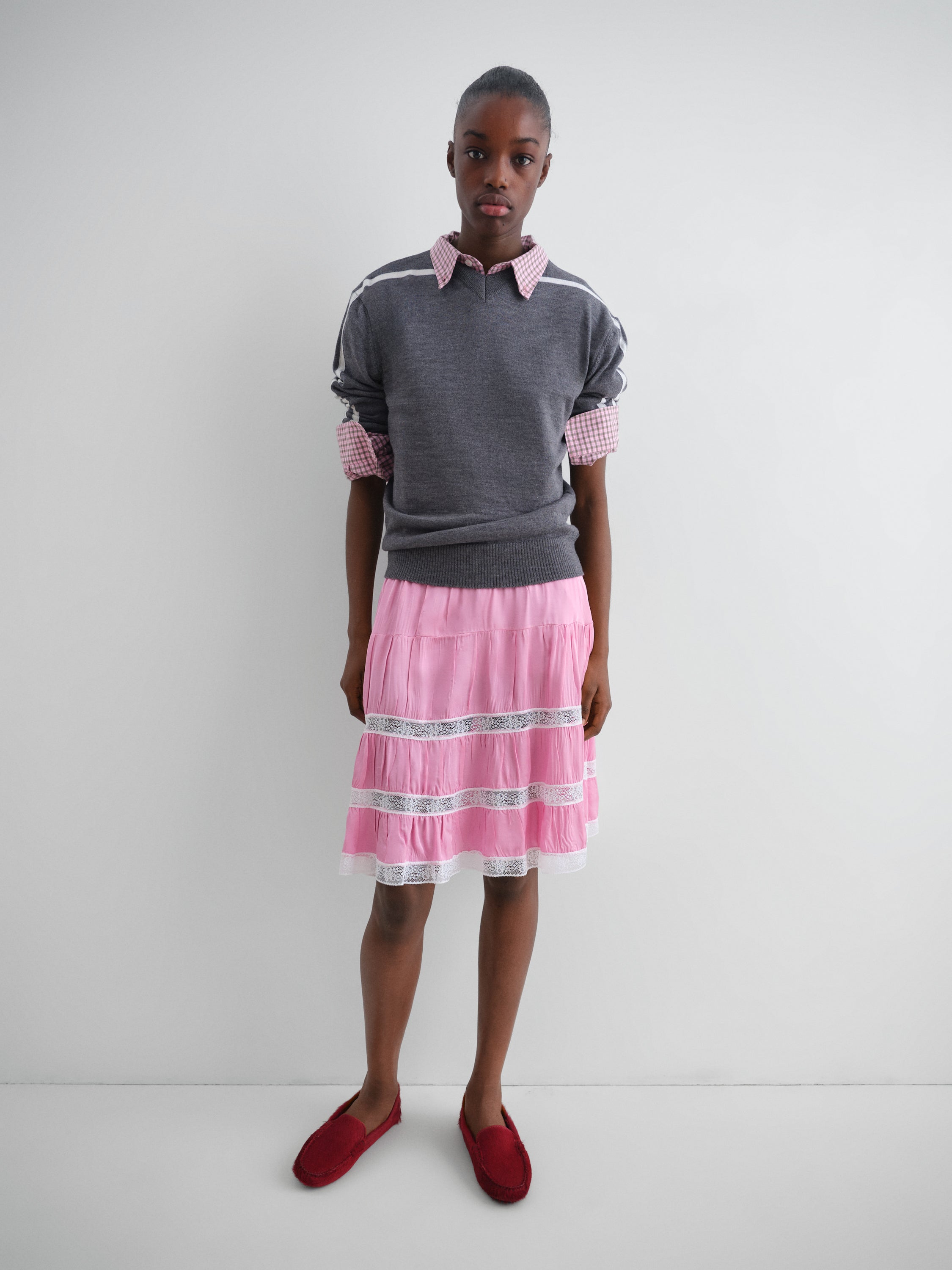 Pink satin low-rise midi skirt for women with lace trim – Gimaguas