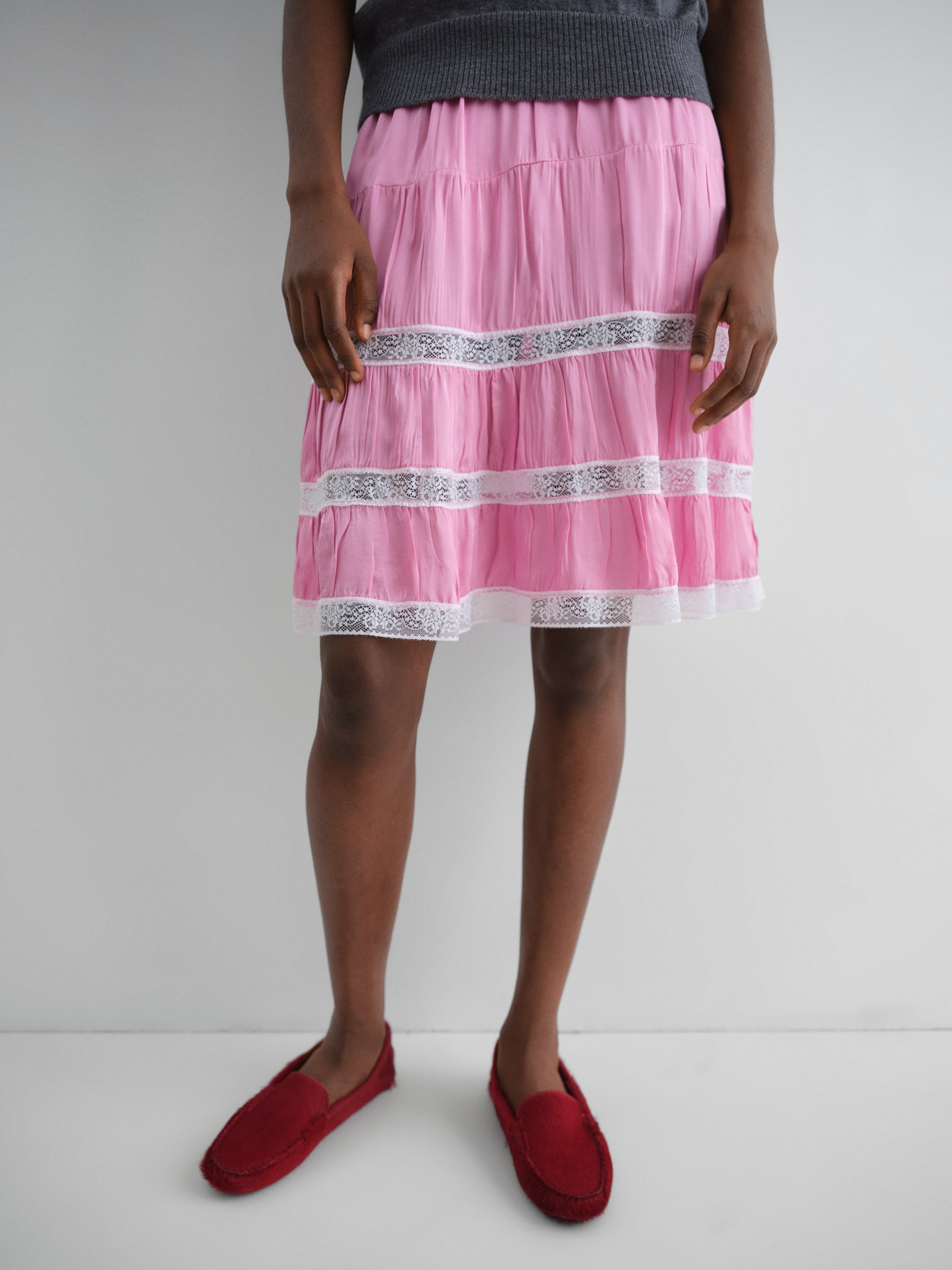 Pink satin low-rise midi skirt for women with lace trim – Gimaguas