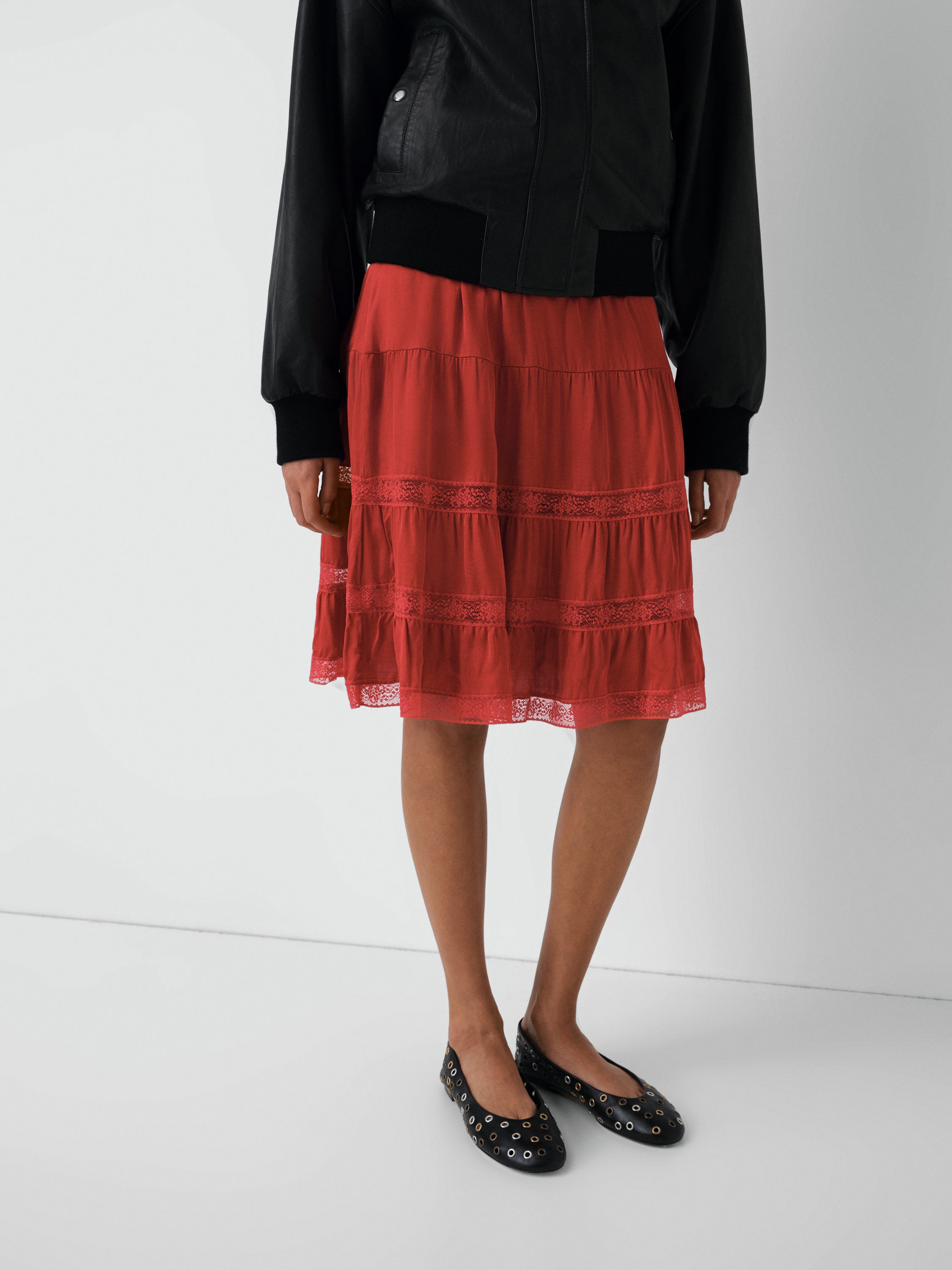 Red satin midi skirt for women with lace panels – Gimaguas