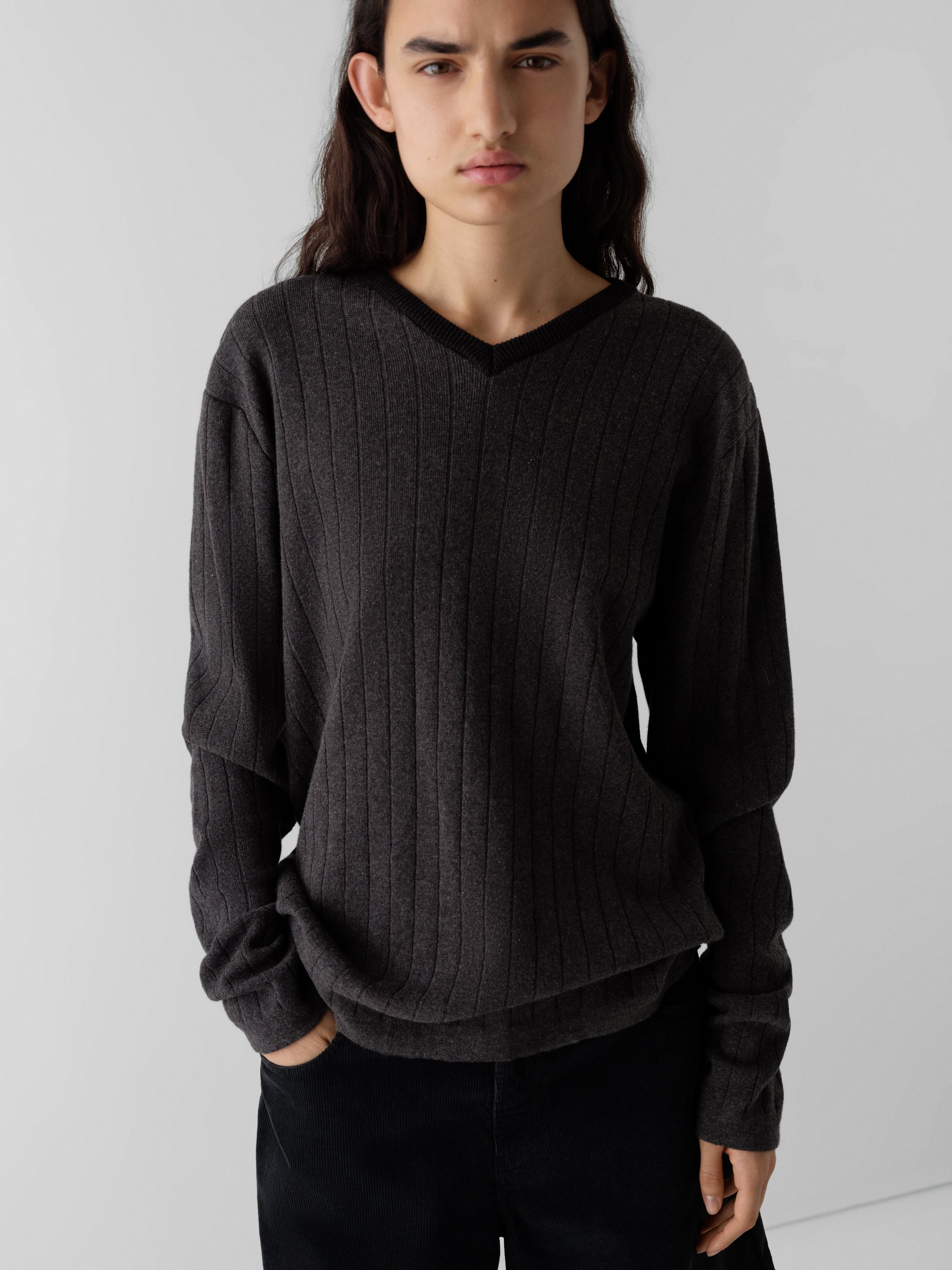 Dark grey V-neck jumper with subtle lined texture Unisex – Gimaguas