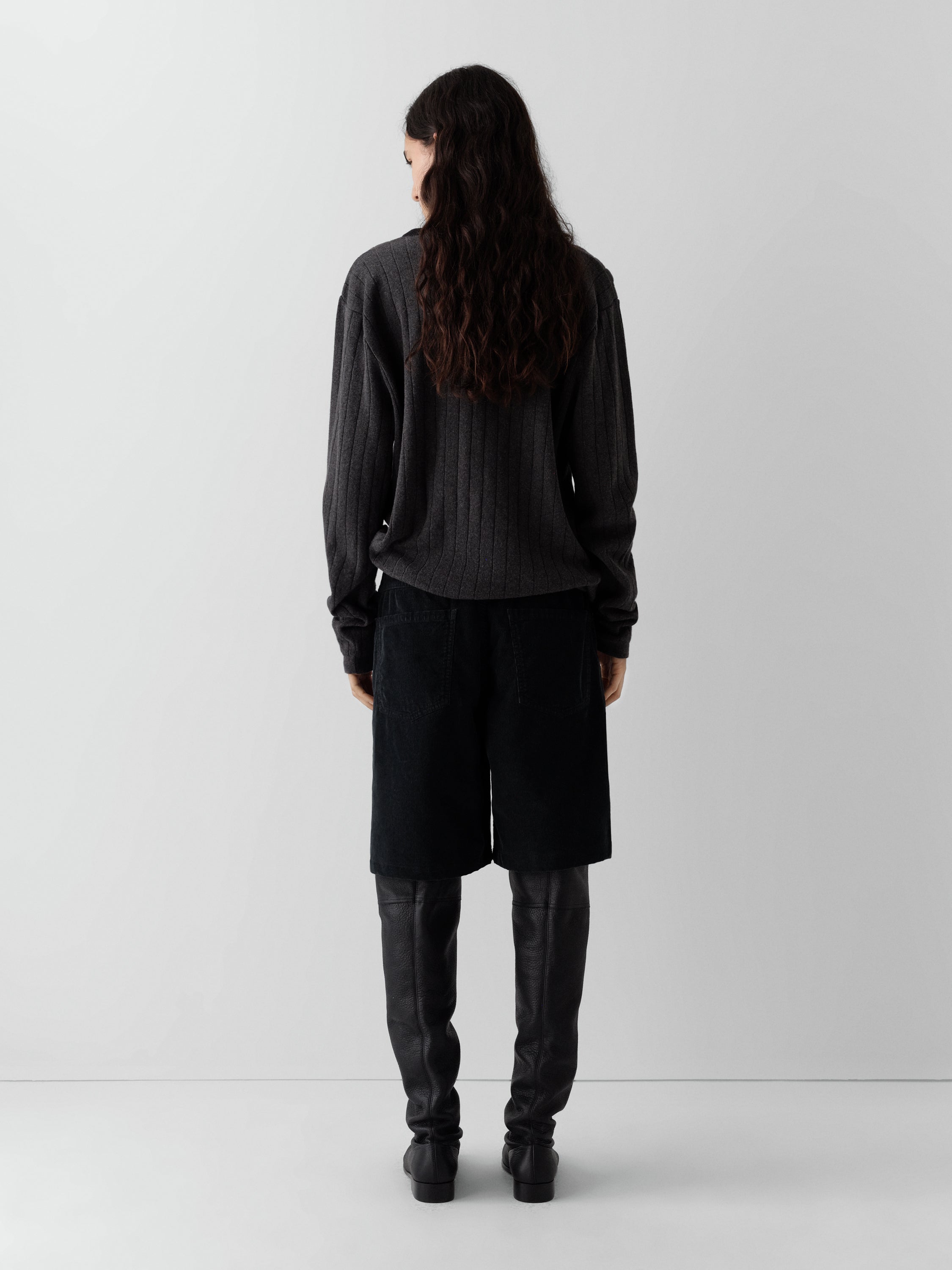 Dark grey V-neck jumper with subtle lined texture Unisex – Gimaguas