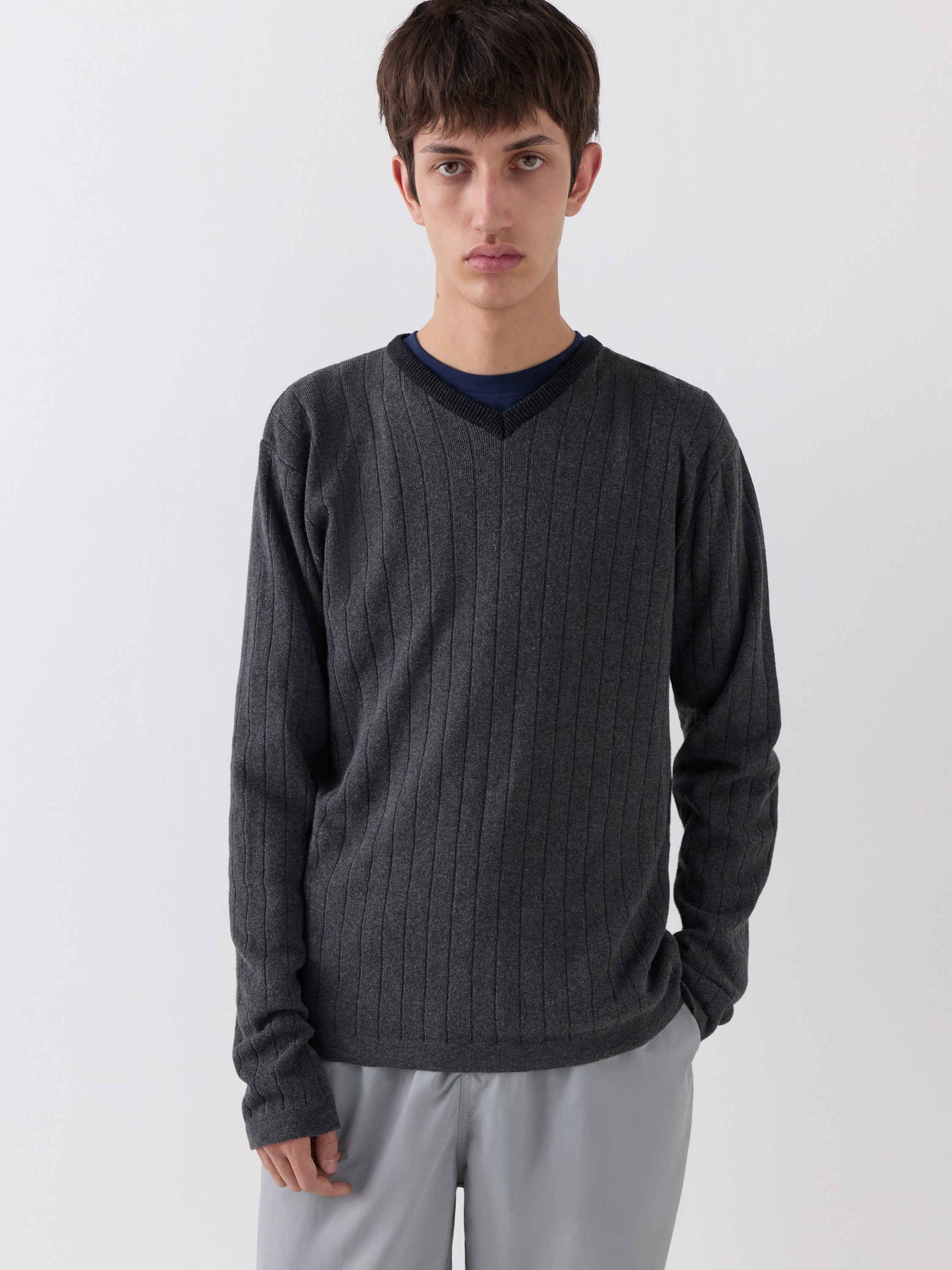 Dark grey V-neck jumper with subtle lined texture Unisex – Gimaguas