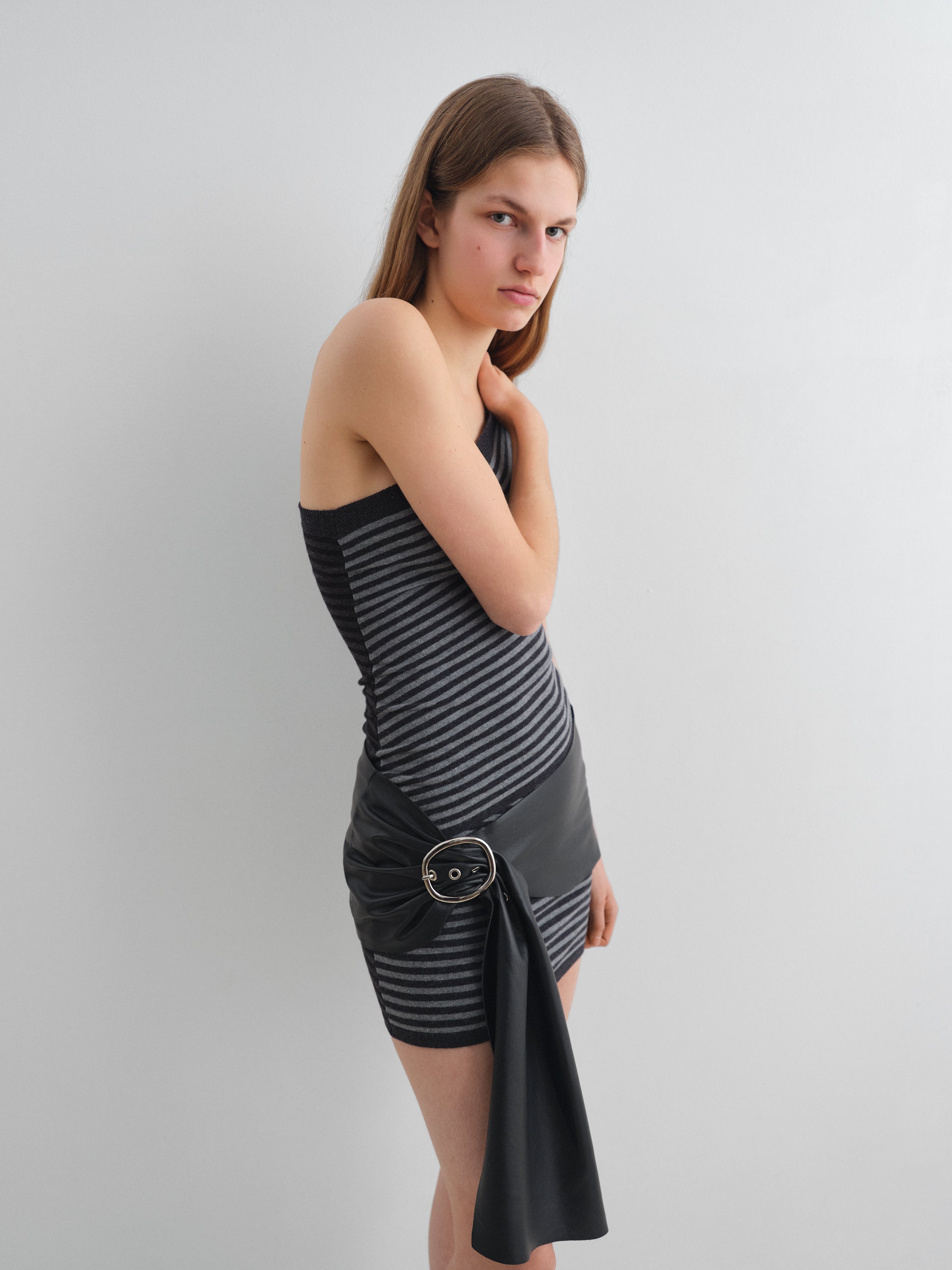 Striped one-shoulder knit top for women in grey and black – Gimaguas
