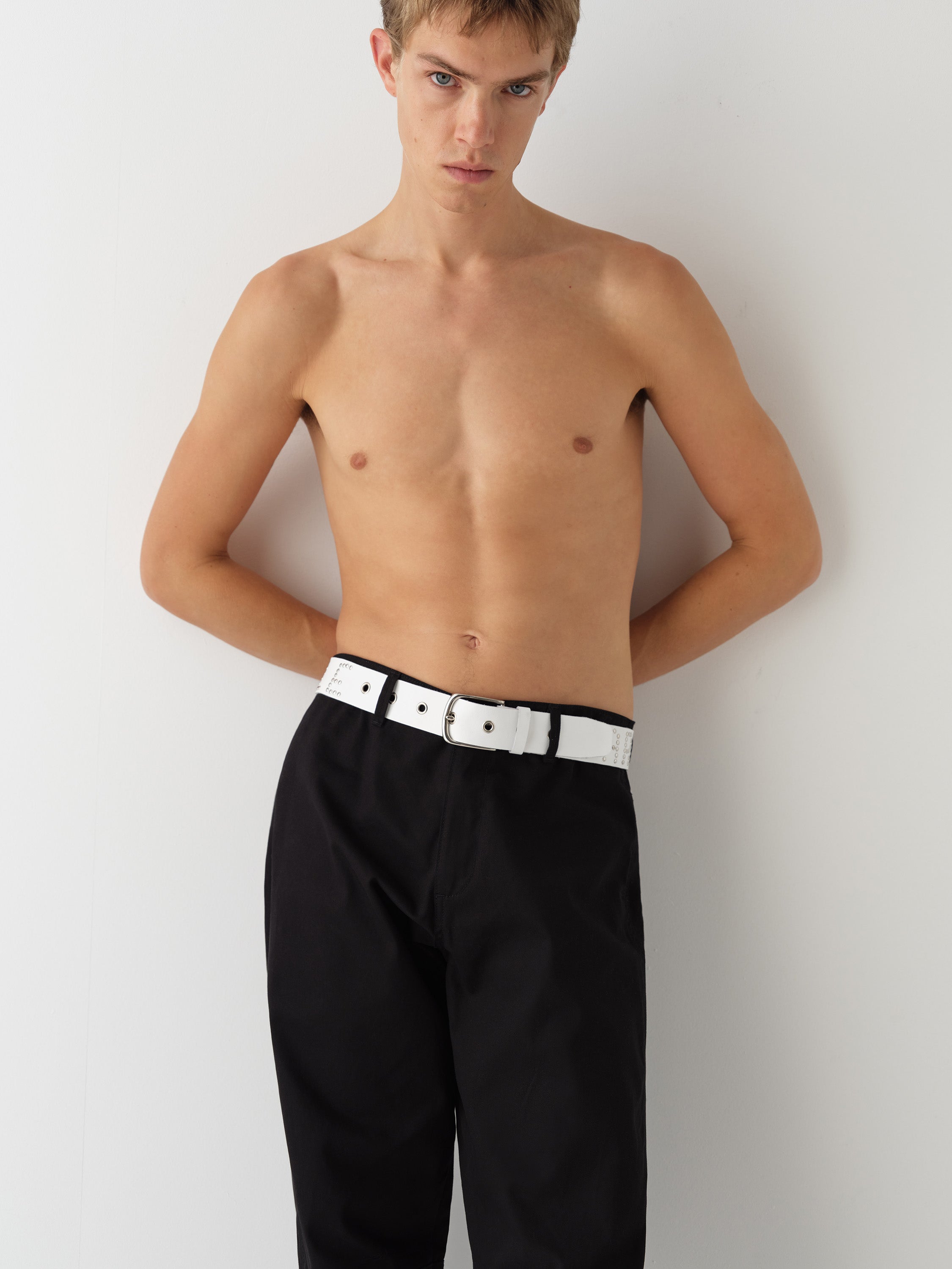 White leather belt with “Careful, I'm fragile” silver studs – Gimaguas