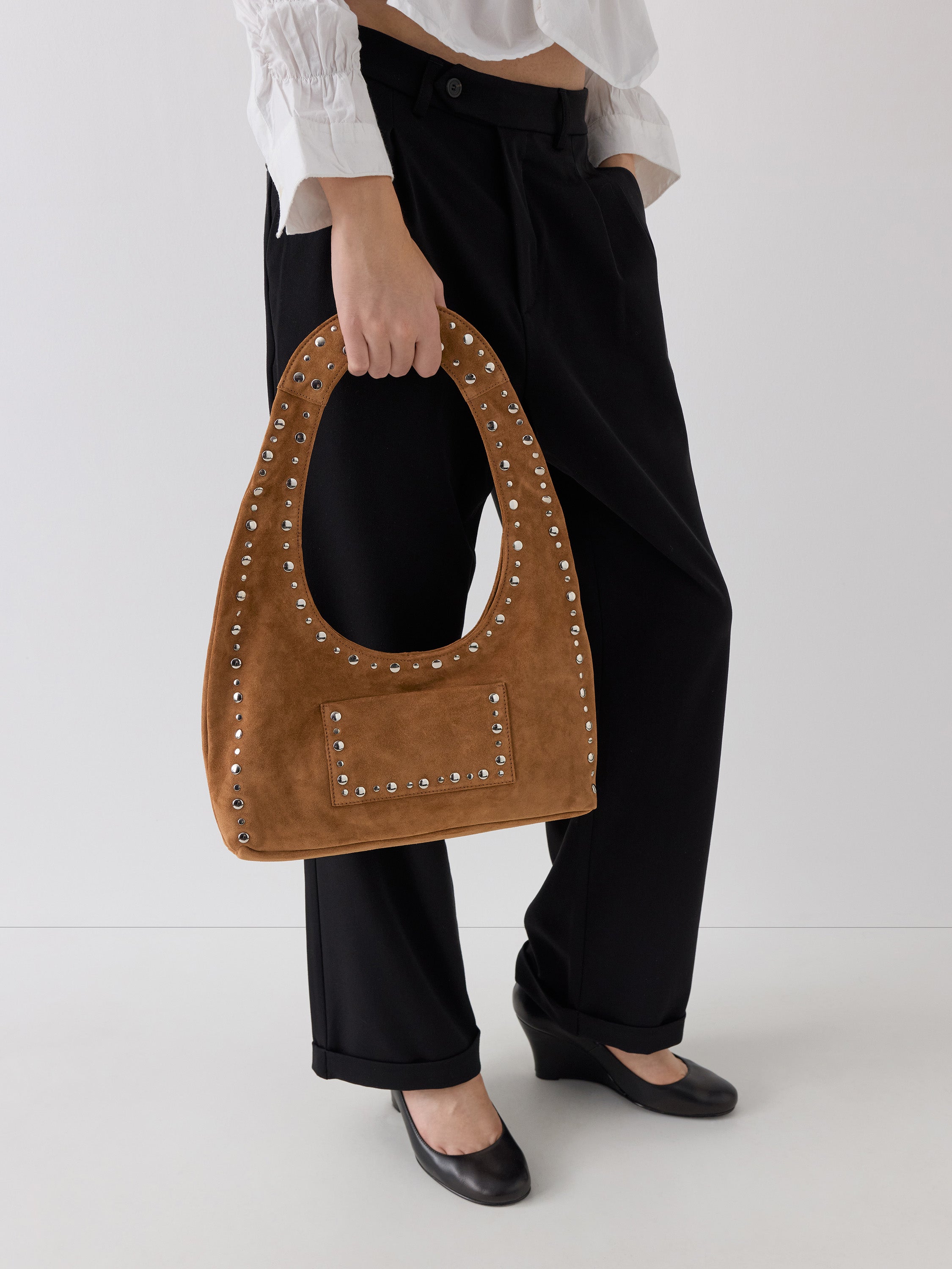 Camel suede shoulder bag for women with silver studs – Gimaguas