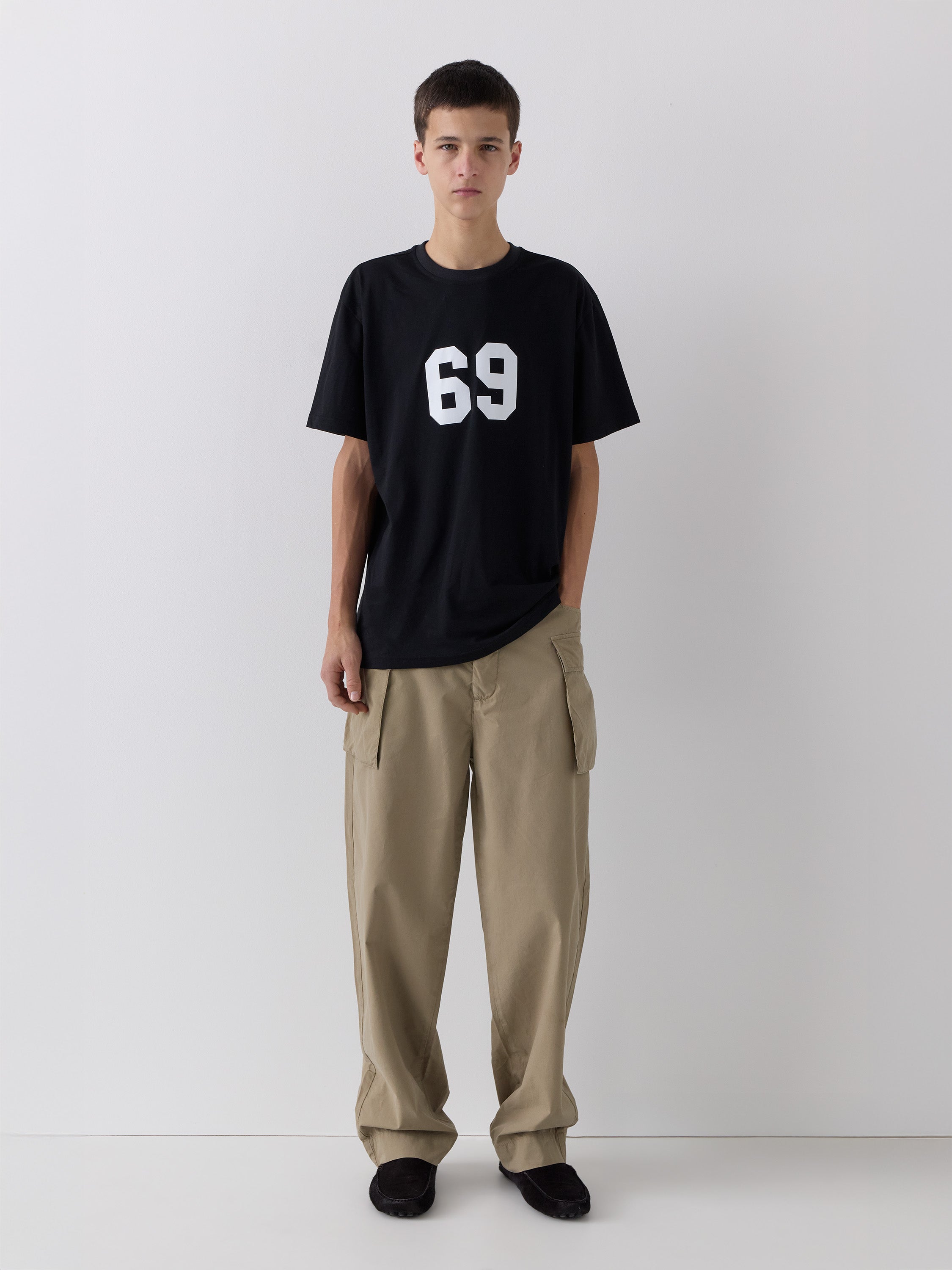 Unisex black short-sleeve t-shirt with “69” print – Gimaguas