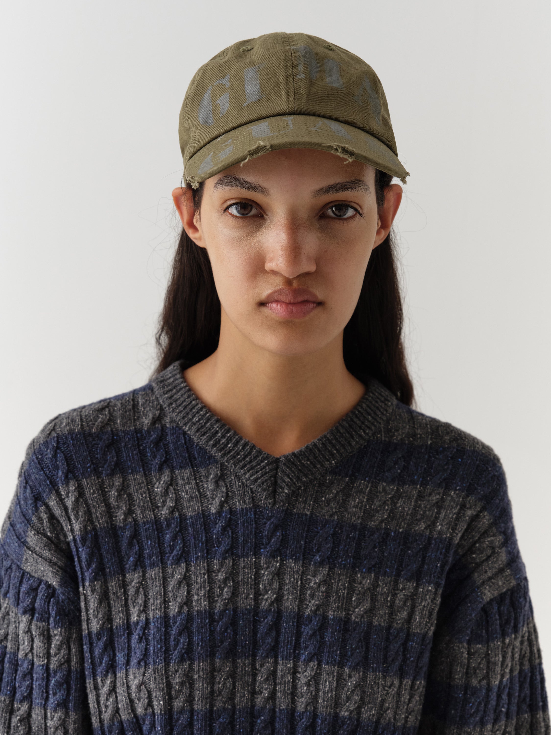 Unisex dark green cap with distressed finish and grey logo – Gimaguas