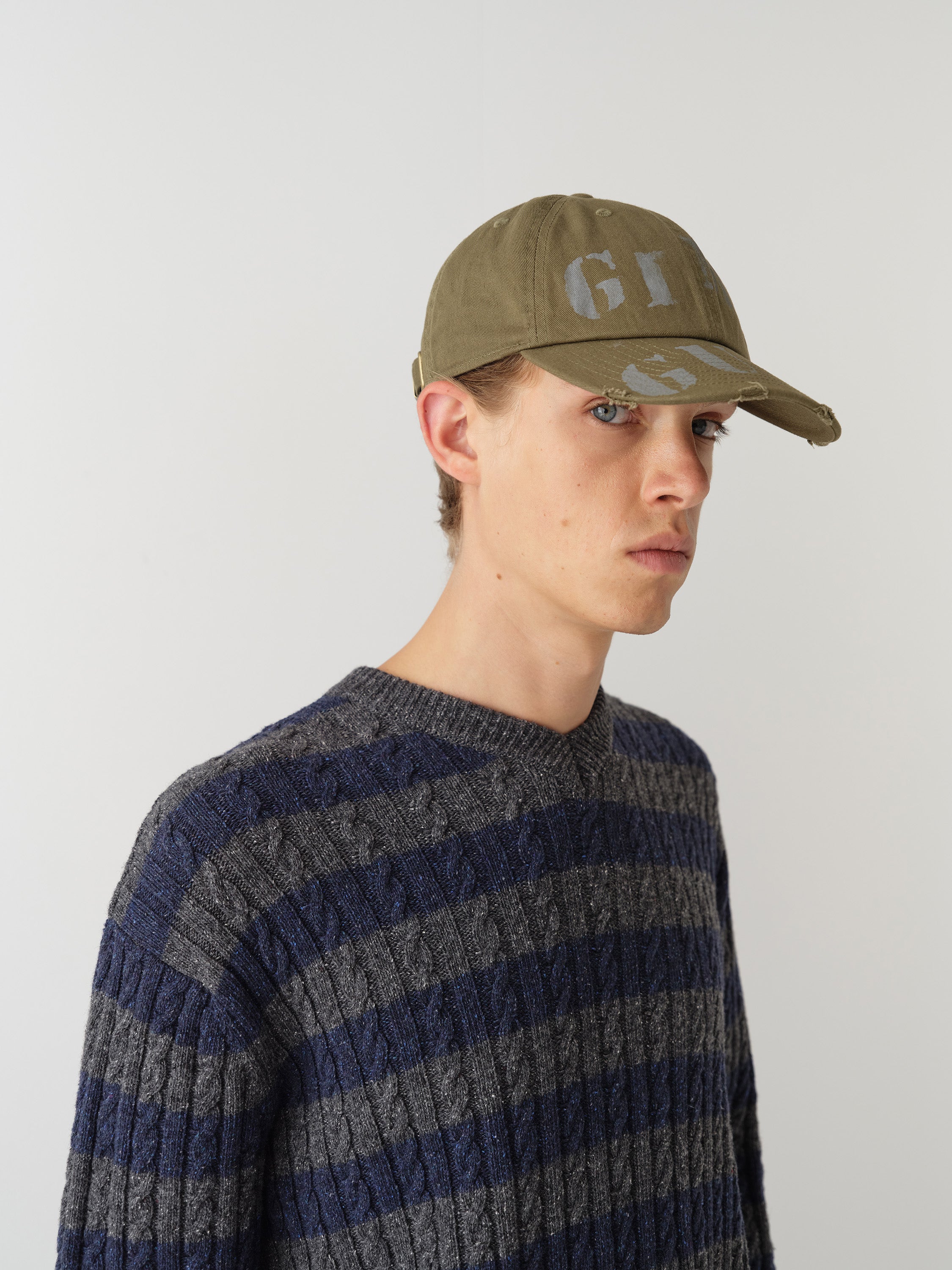 Unisex dark green cap with distressed finish and grey logo – Gimaguas