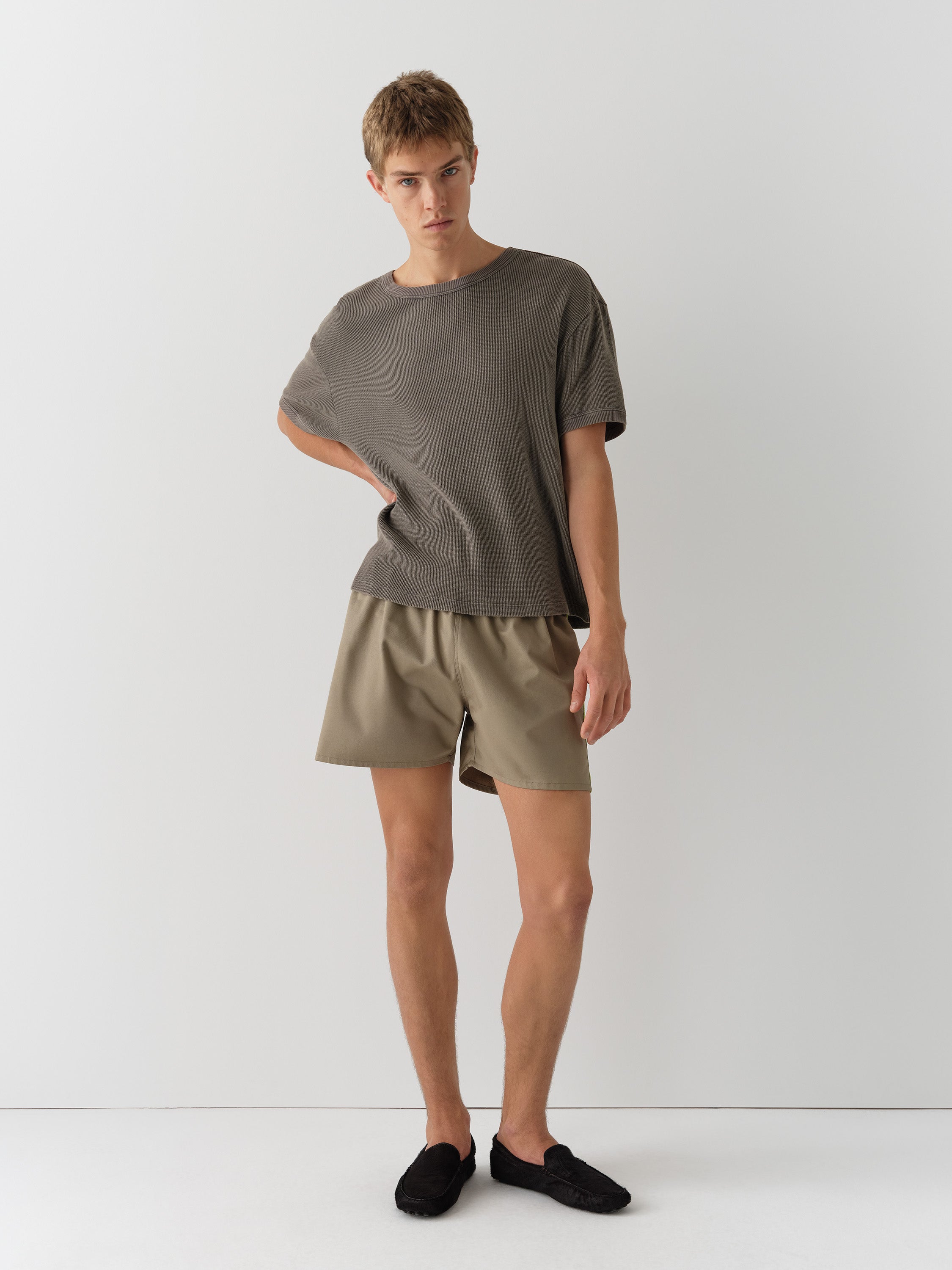Unisex khaki structured shorts with lime satin side stripe – Gimaguas