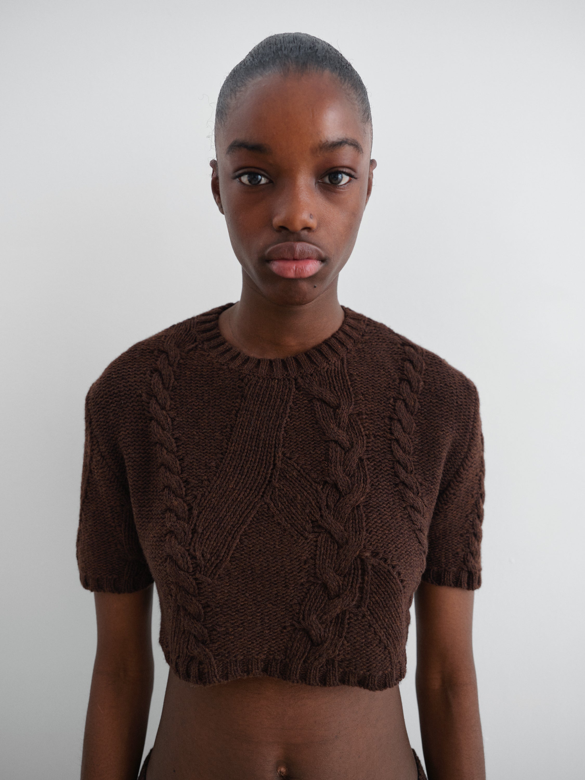 Brown cropped wool t-shirt with cable-knit details – Gimaguas
