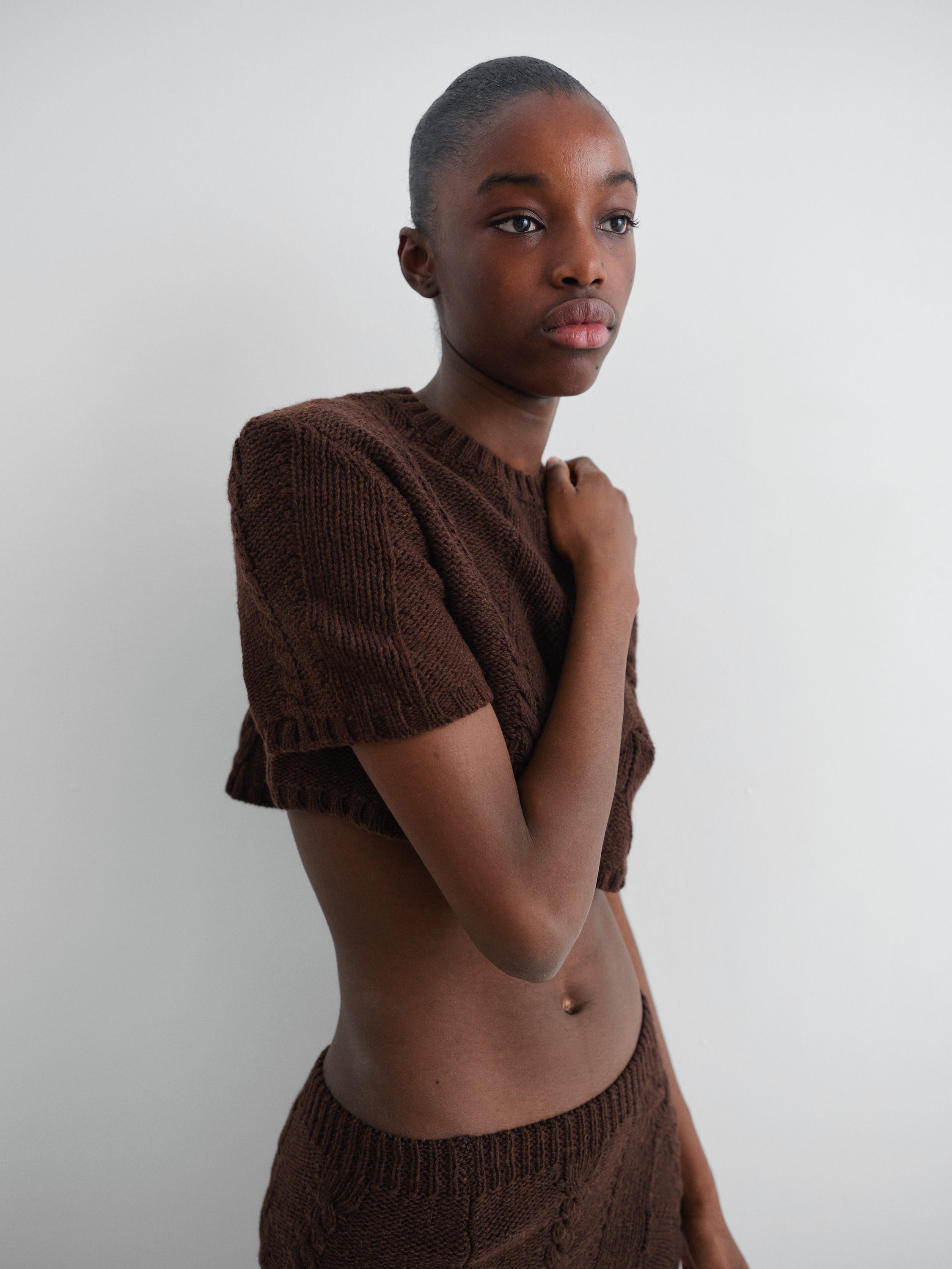 Brown cropped wool t-shirt with cable-knit details – Gimaguas