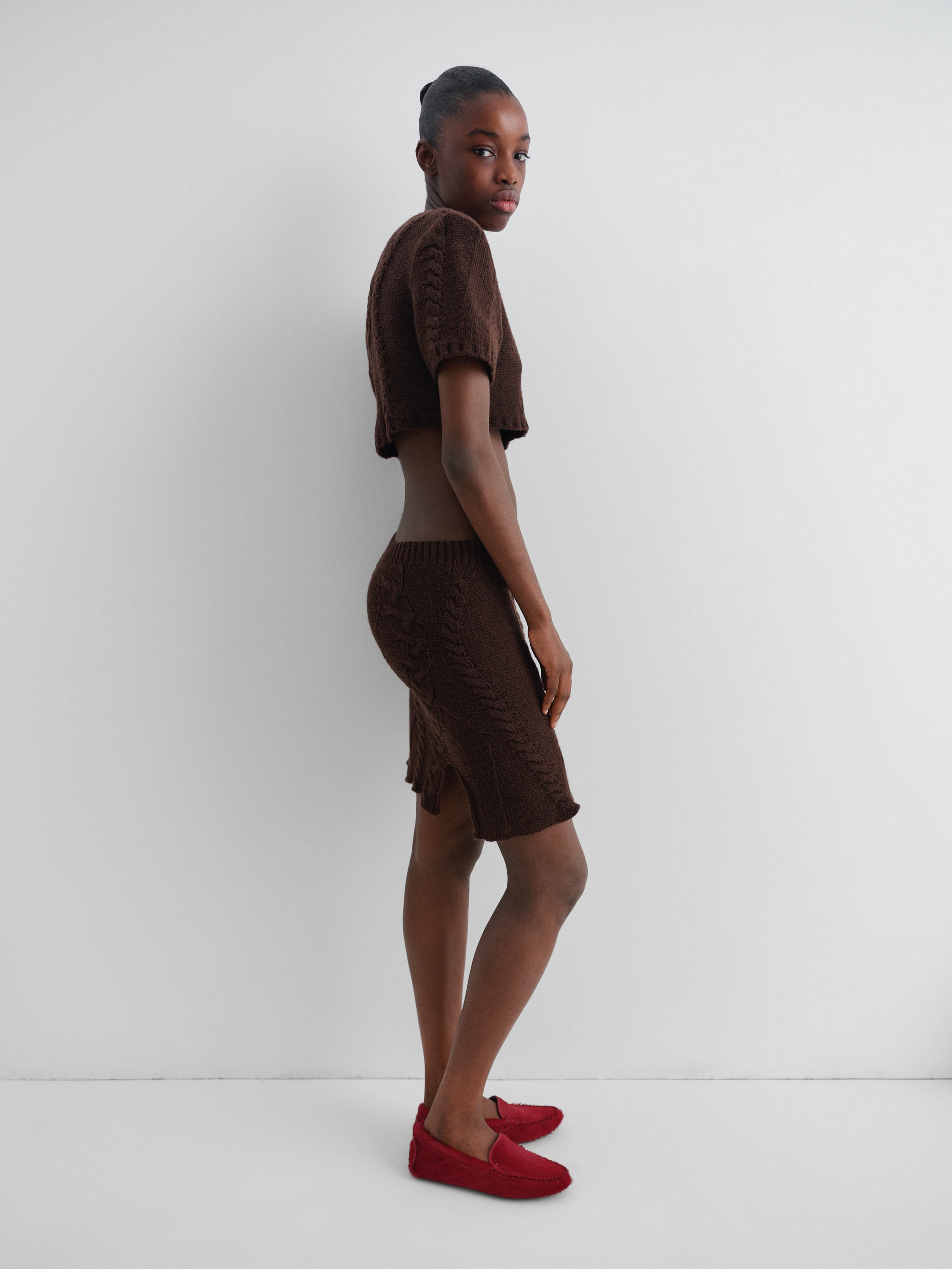 Brown cropped wool t-shirt with cable-knit details – Gimaguas