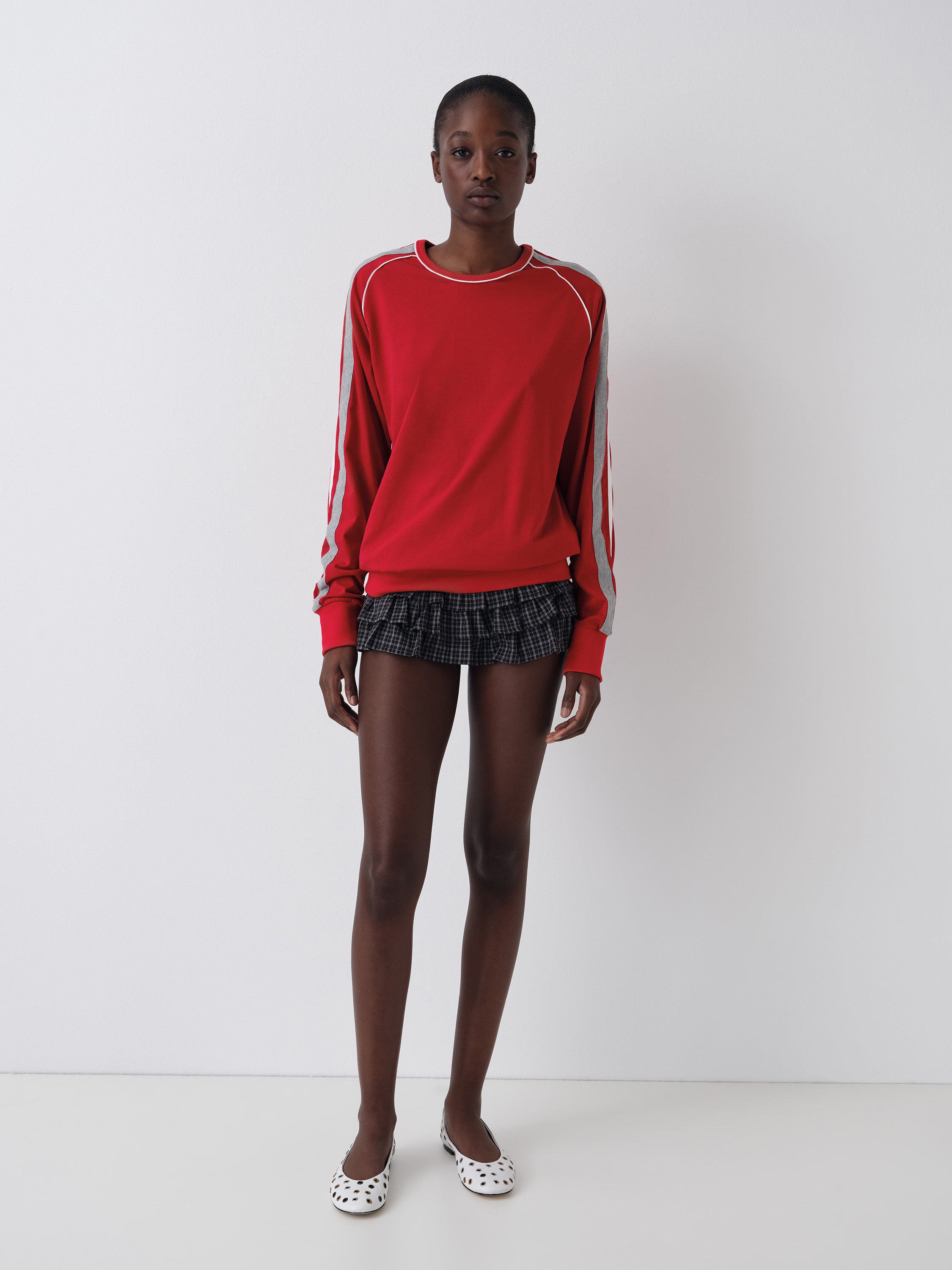 Unisex red long-sleeve t-shirt with contrast stripes – Gimaguas