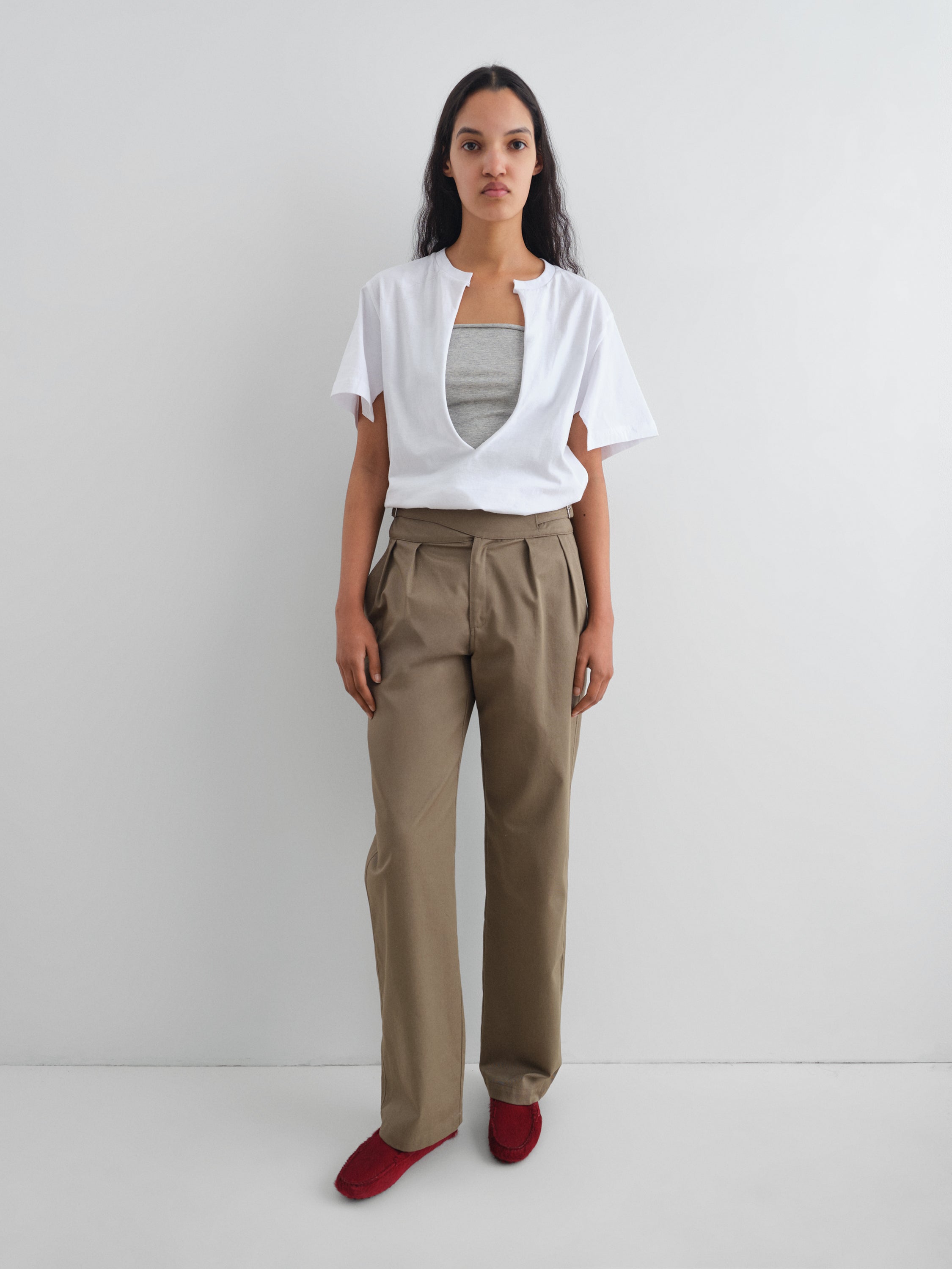 Light khaki straight trousers with built-in belt - Gimaguas Light khaki straight trousers with built-in belt - Gimaguas